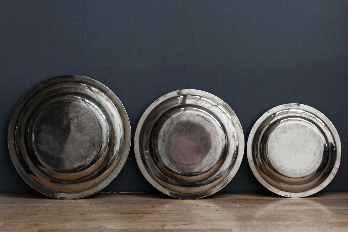 Series of 3 plates in silver metal, Ravinet punch
