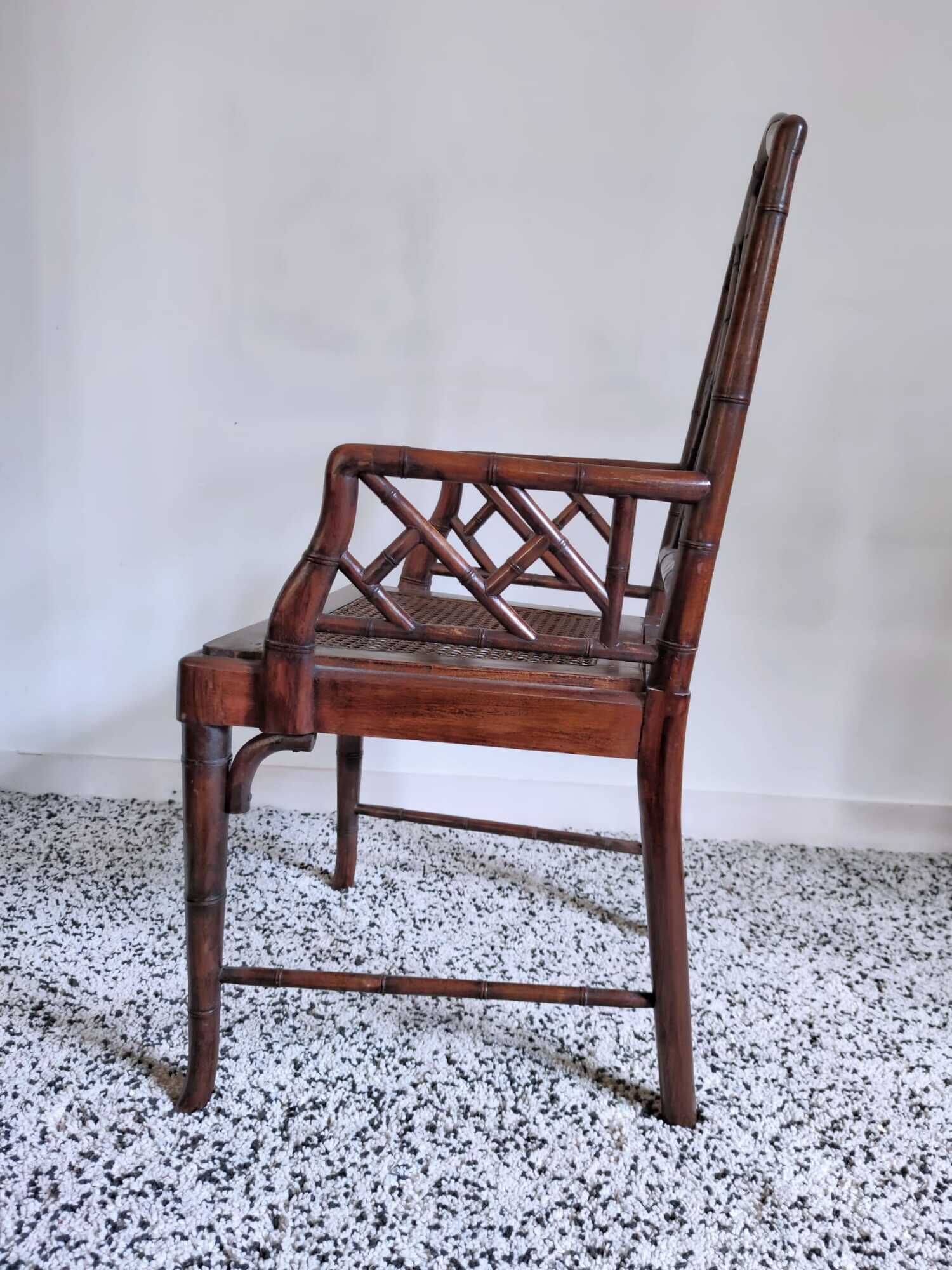 Fauteuil asiatique canné en bois à l'imitation du bambou