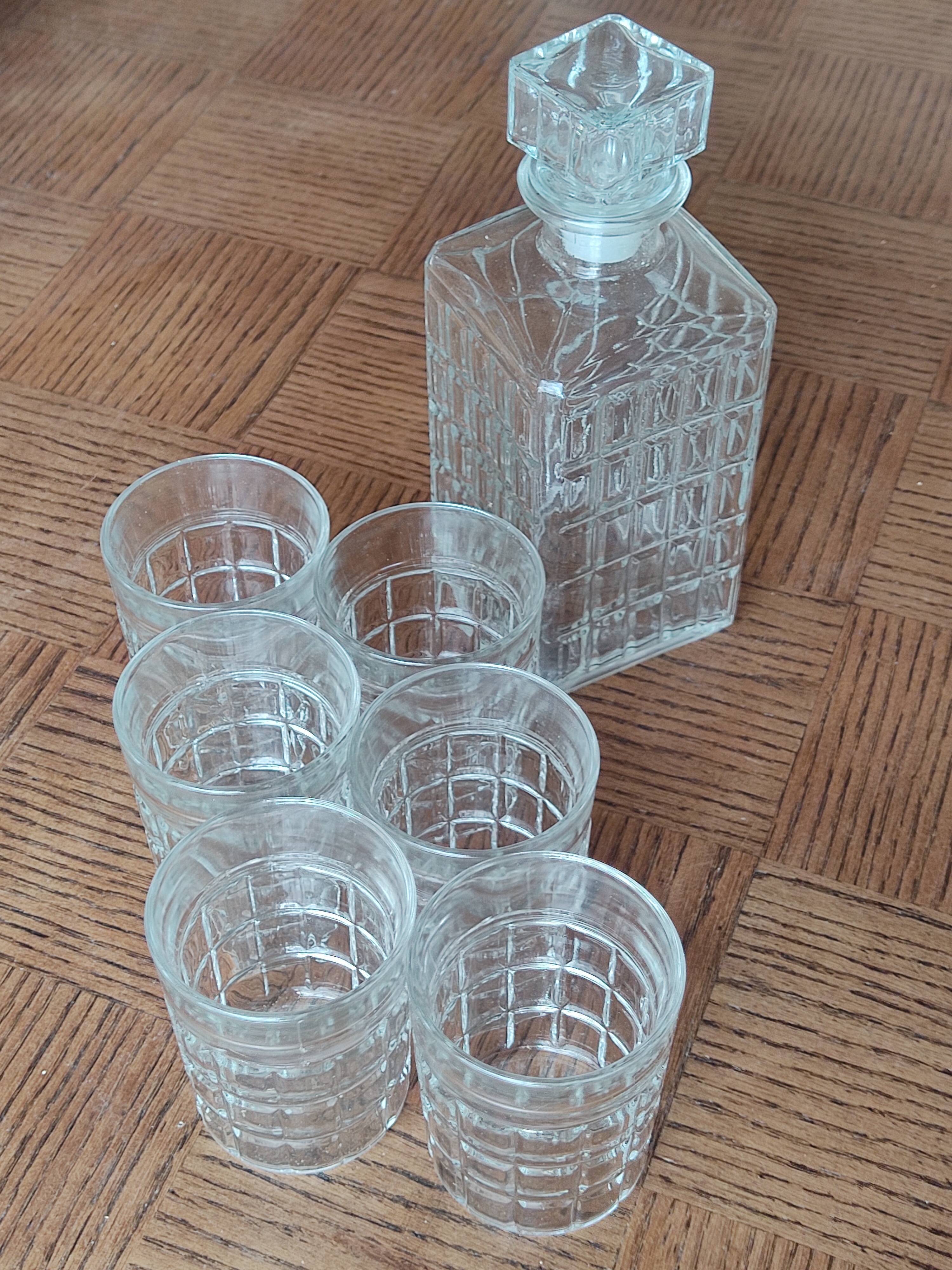 Glass decanter and 6 glasses