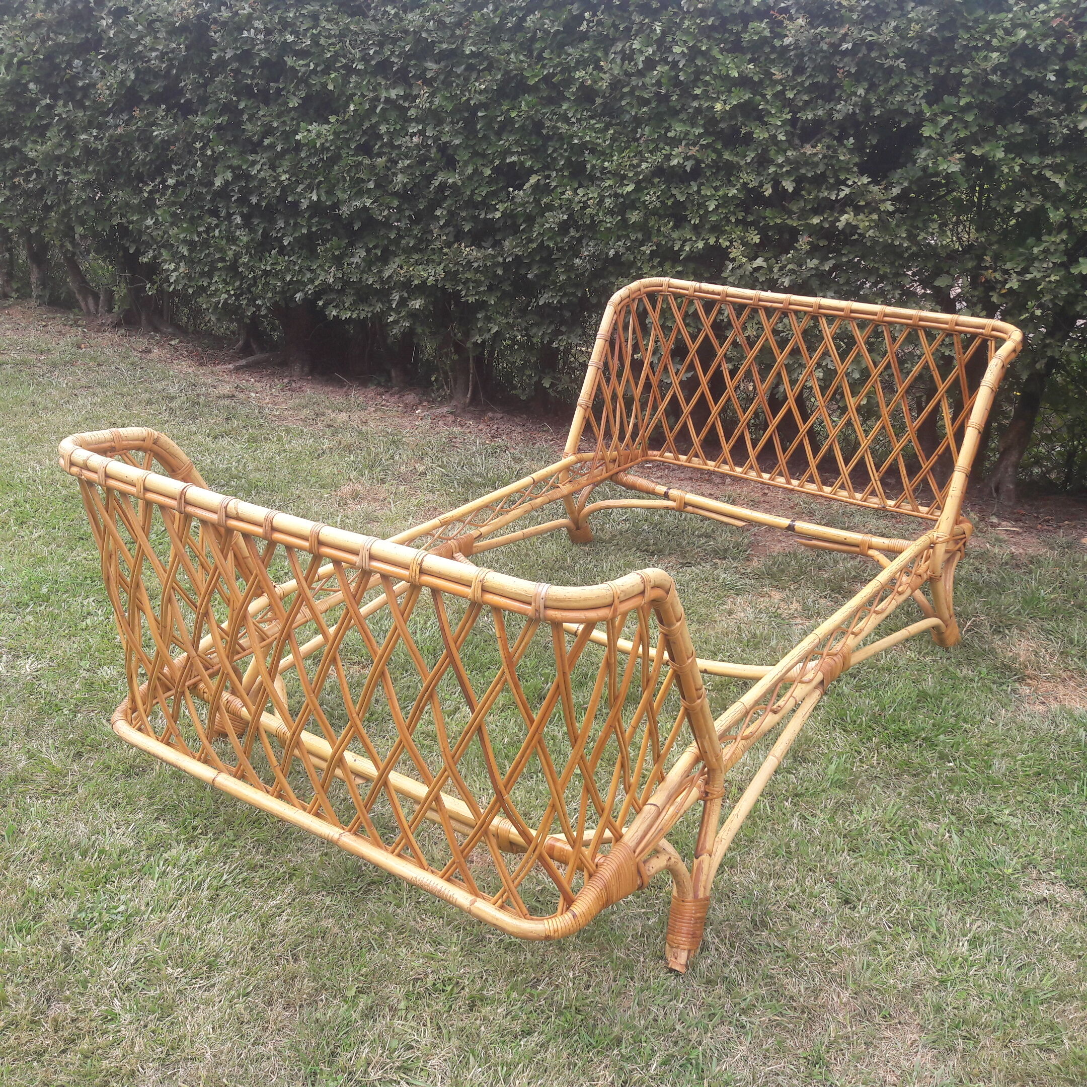 Pair of rattan beds