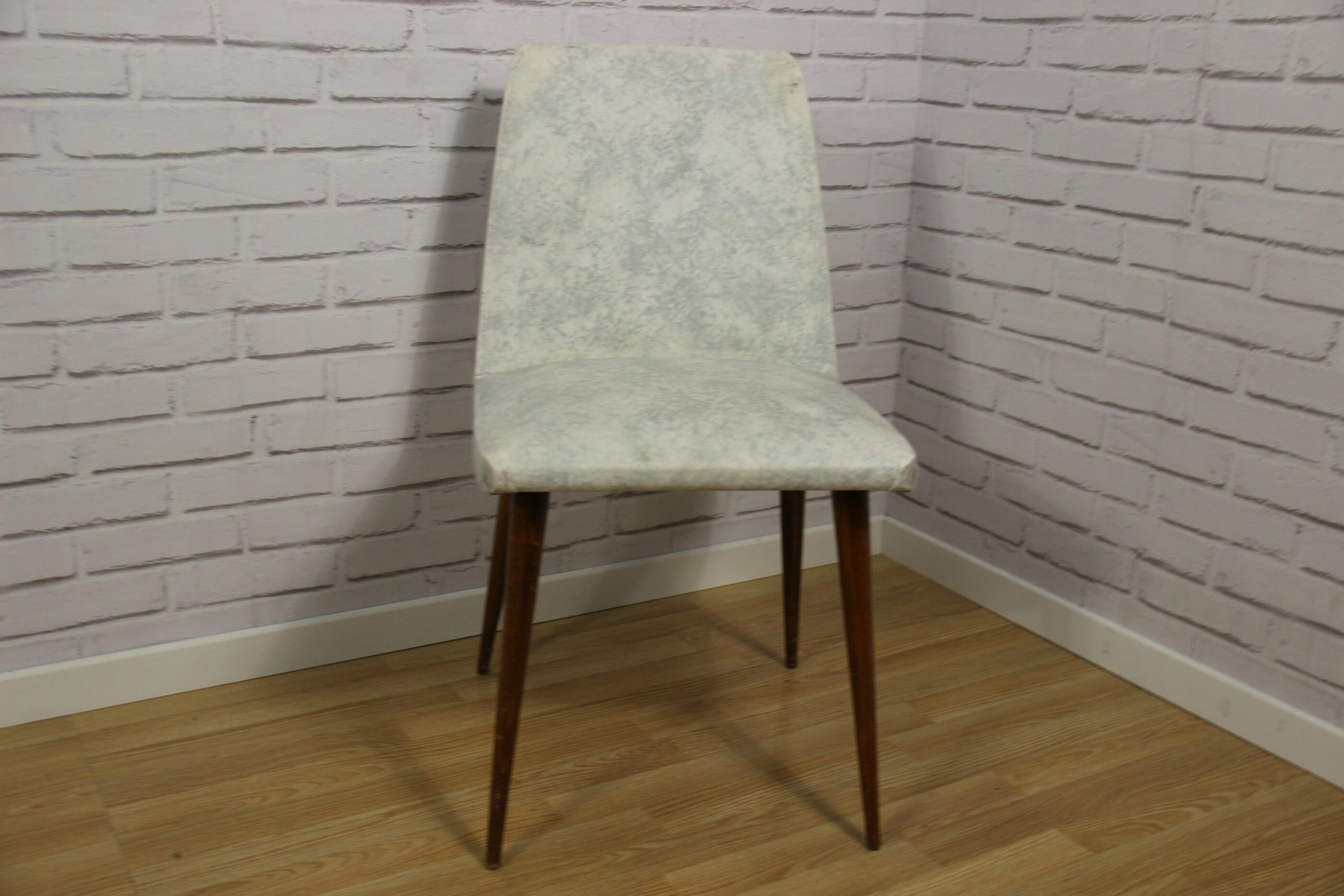 Lot of 2 grey white leatherette Chair