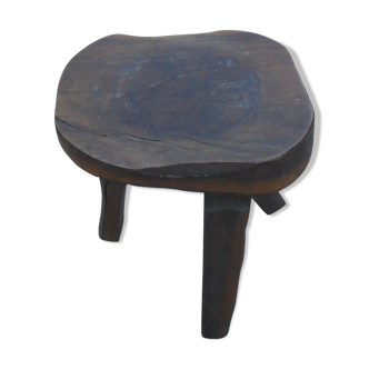 Tabouret de traite a trois pieds en olivier art populaire