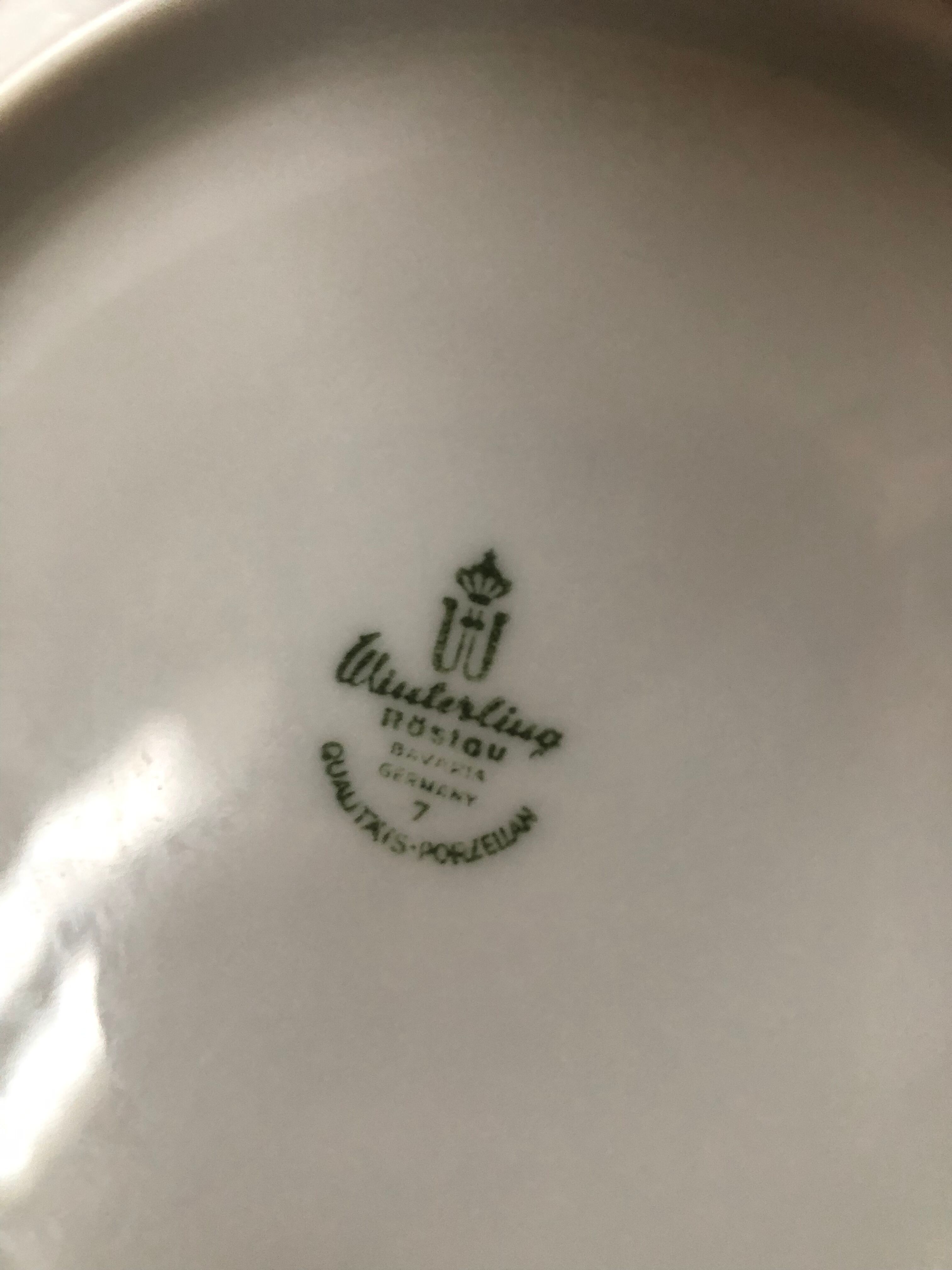 Porcelain plate service