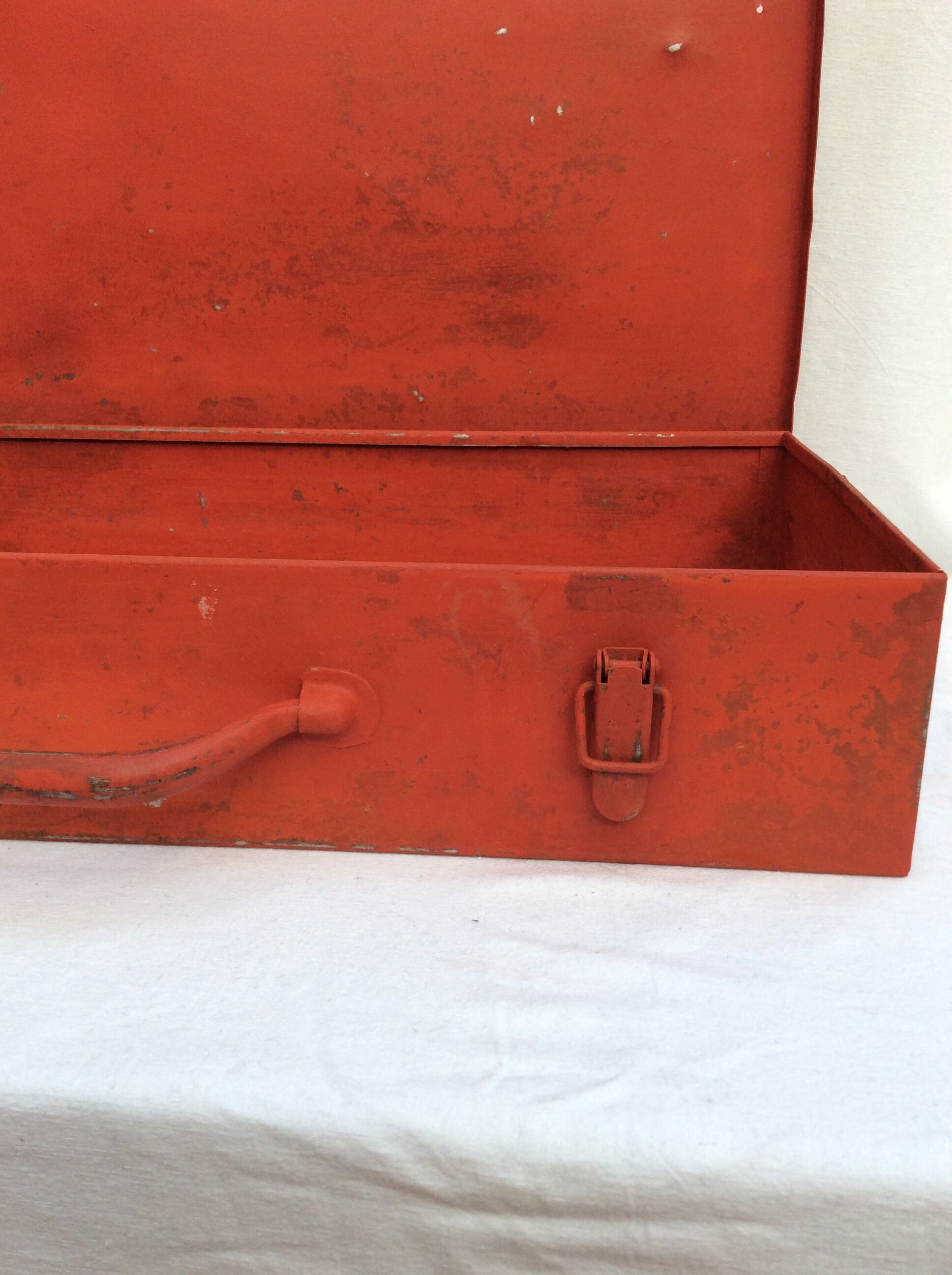 Caisse à outils en métal couleur rouge avec poignée