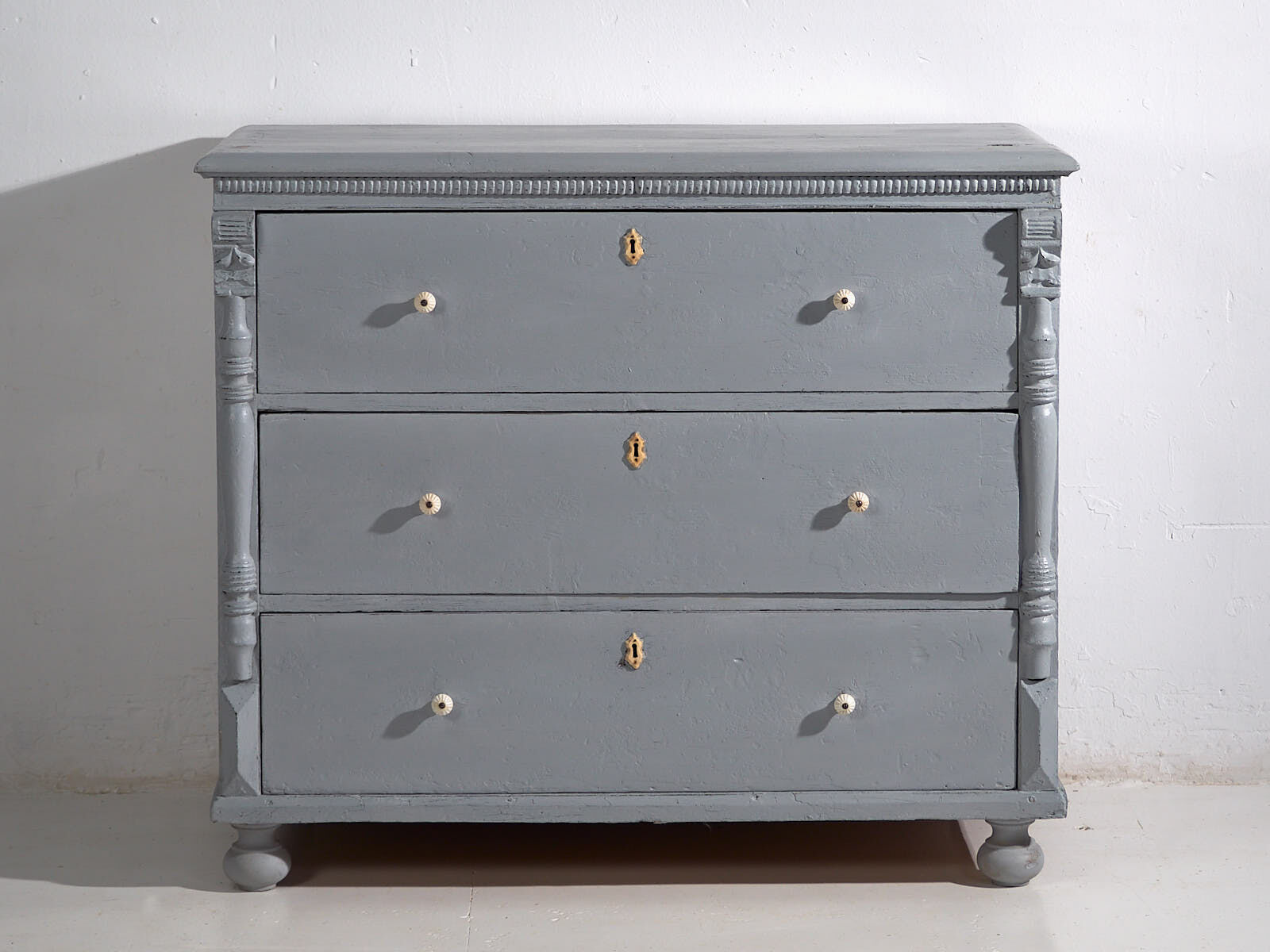 Large antique chest of drawers with three drawers (circa 1920)