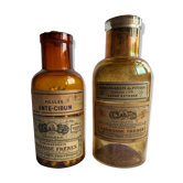 Deux flacons de pharmacie