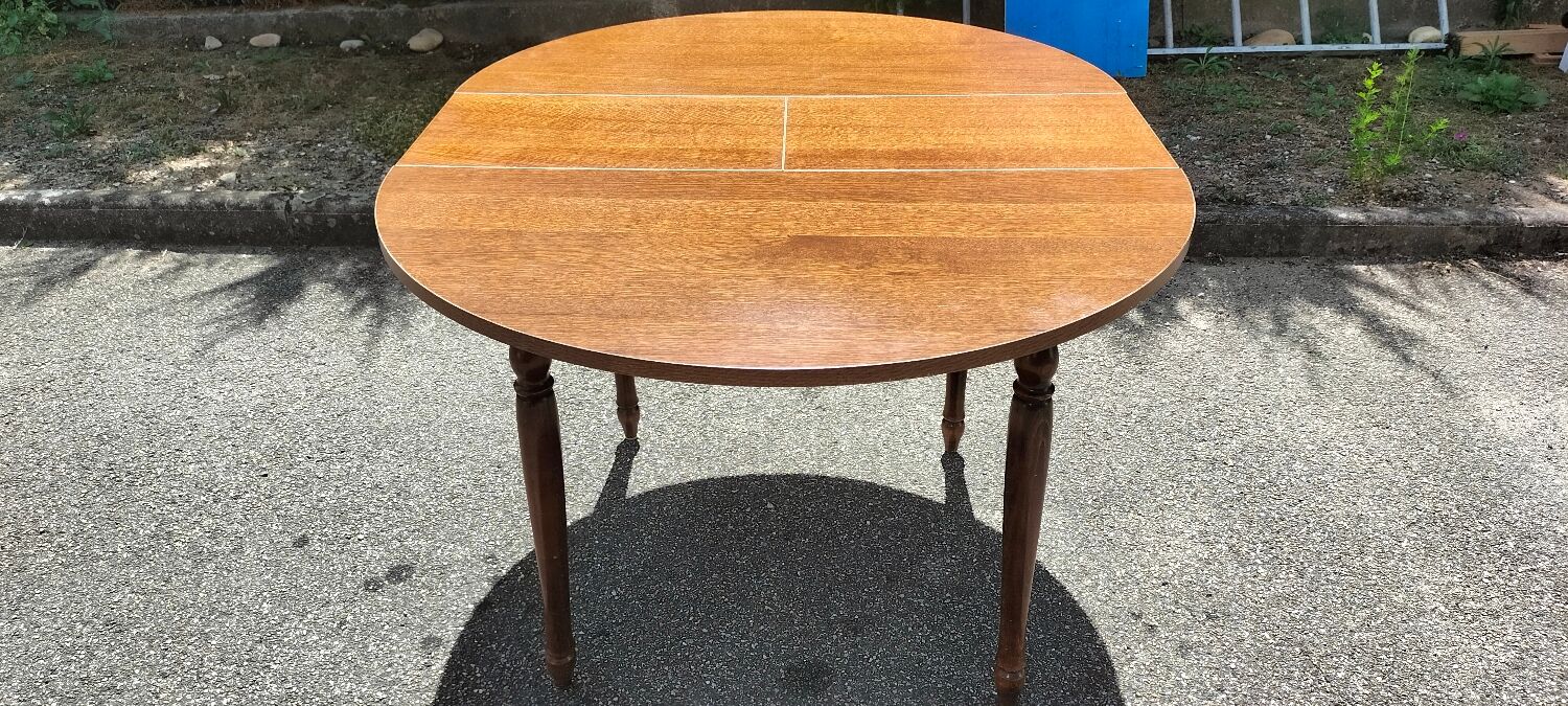 Round table with extensions