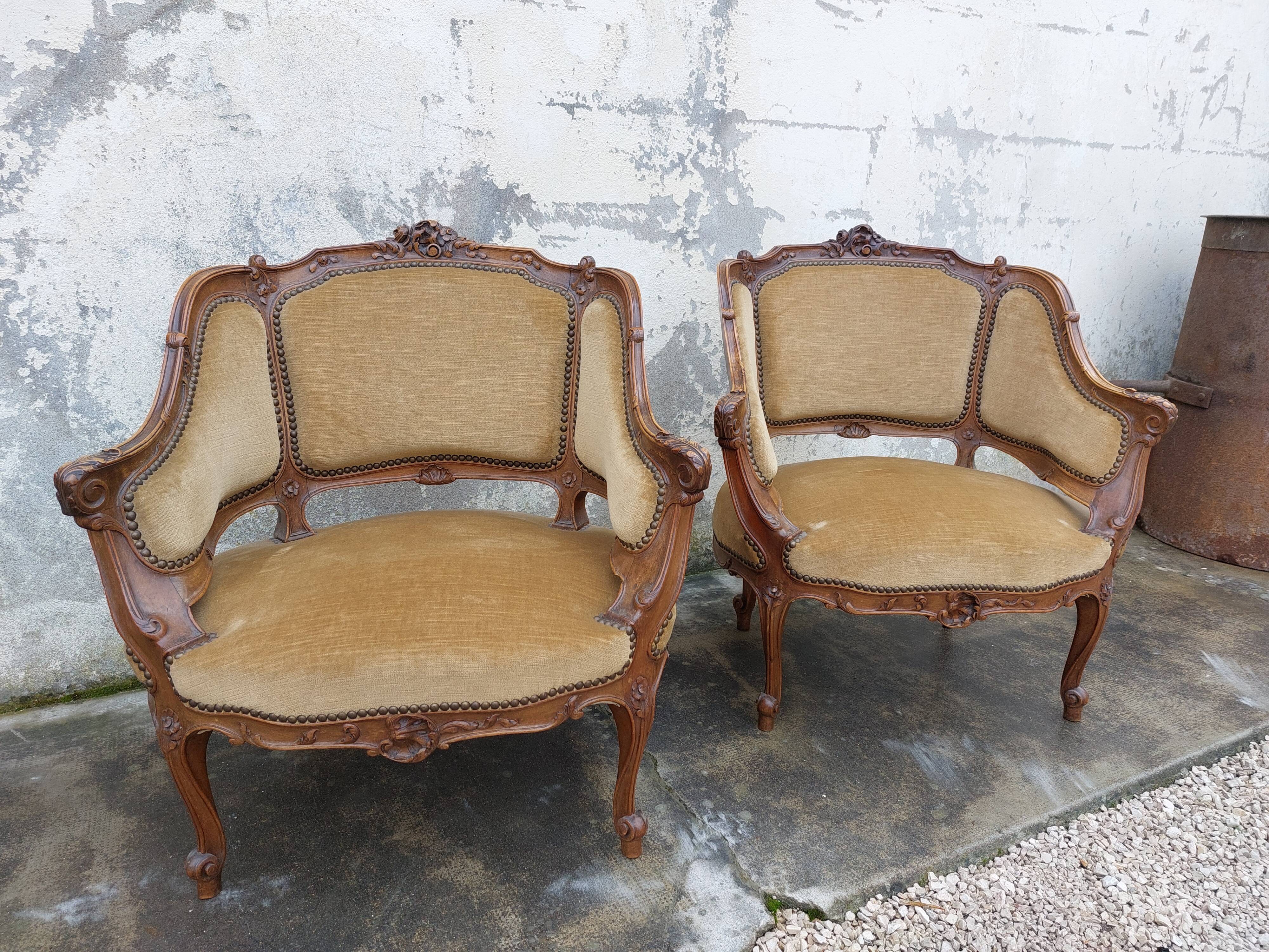 Paire de fauteuils corbeille louis XV en Noyer sculpté