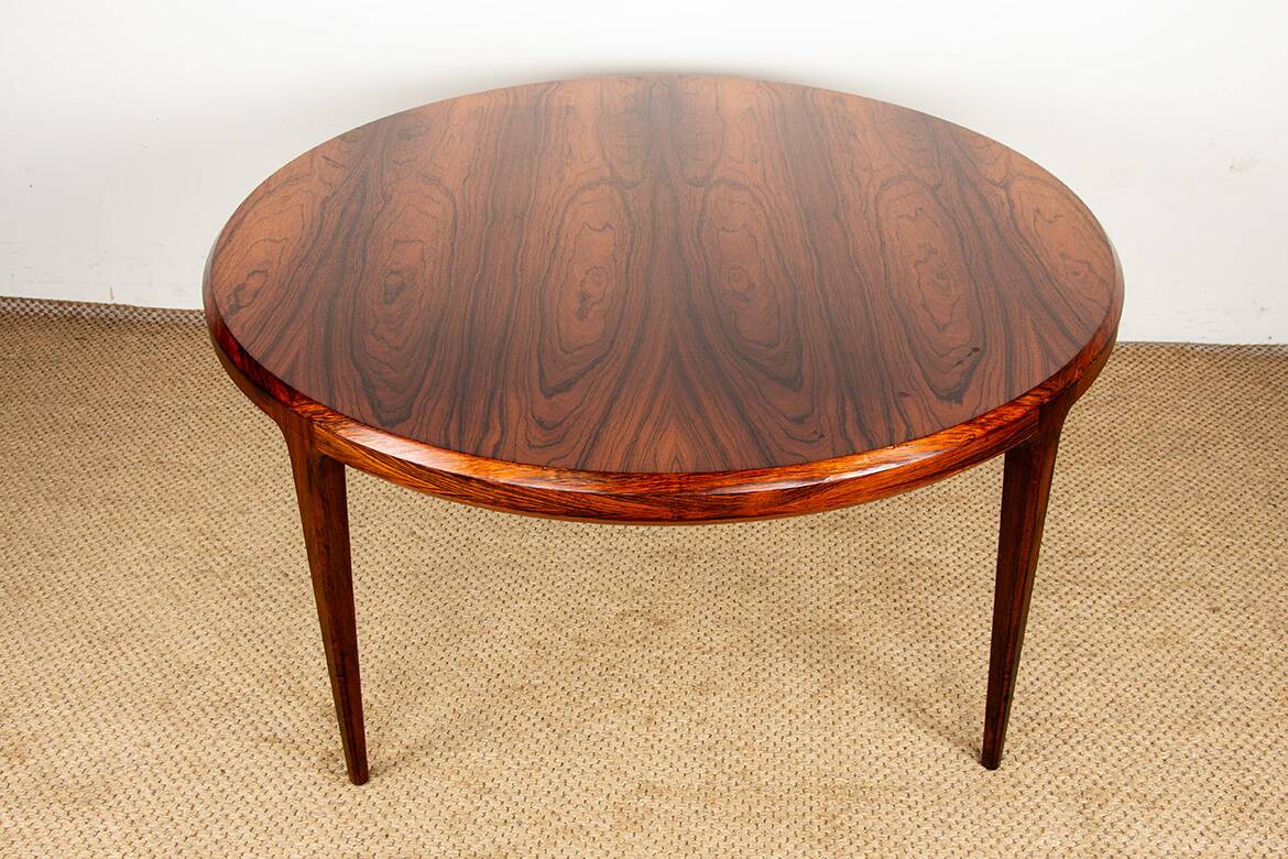 Danish round rosewood coffee table model 283 by Johannes Andersen.