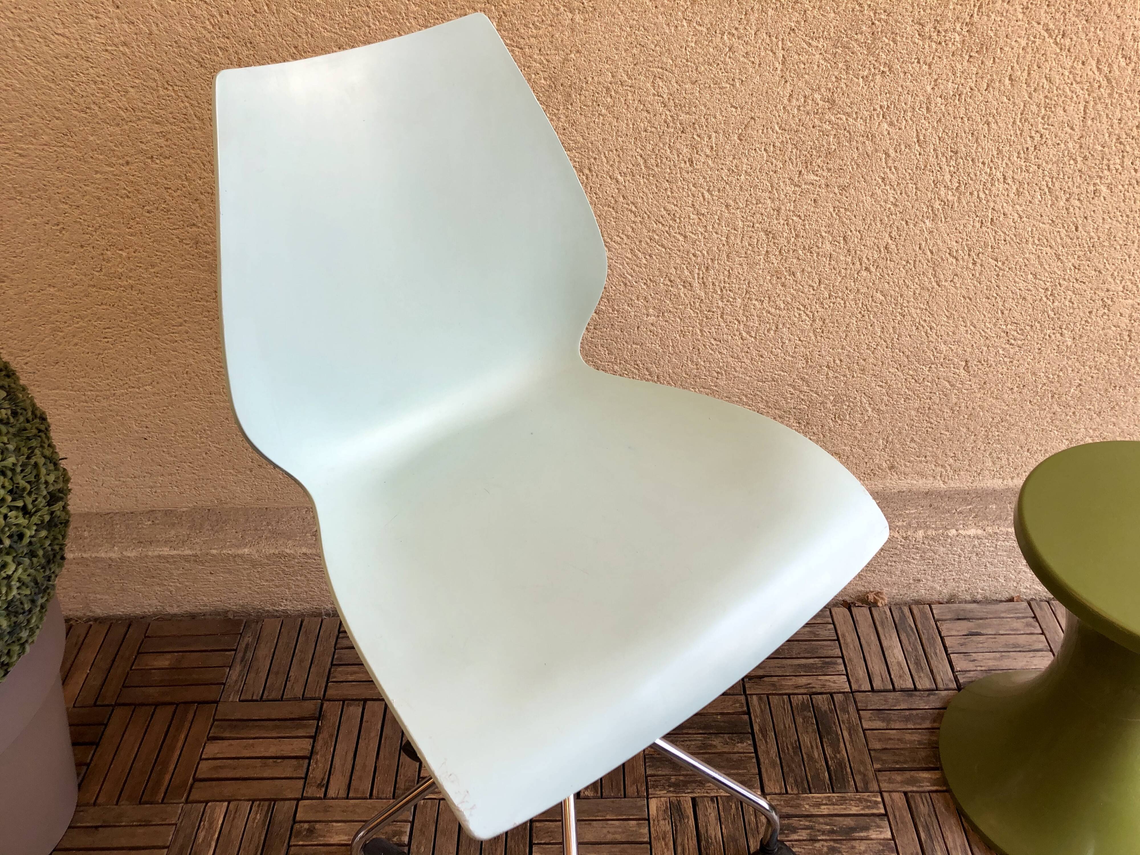 Mauï Kartell office chair design Vico Magistretti swivel wheel