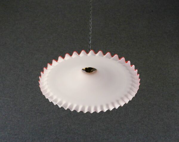 Suspension en verre ancien peint rouge  et blanc. douille et cable neuf
