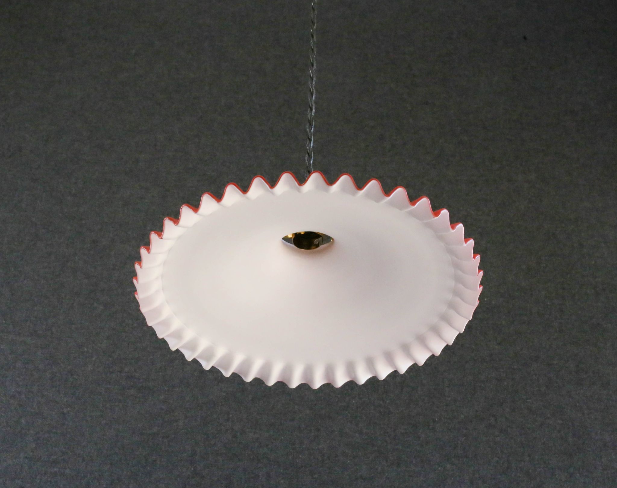 Suspension en verre ancien peint rouge  et blanc. douille et cable neuf