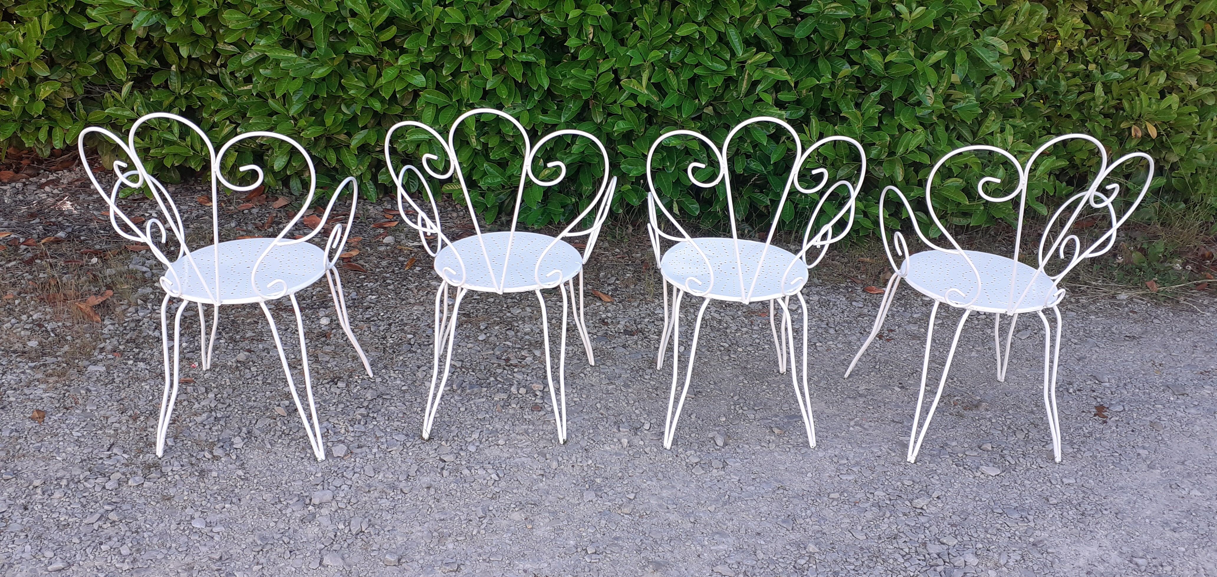 Salon de jardin 1 table 4 fauteuils en fer forgé blanc ancien.