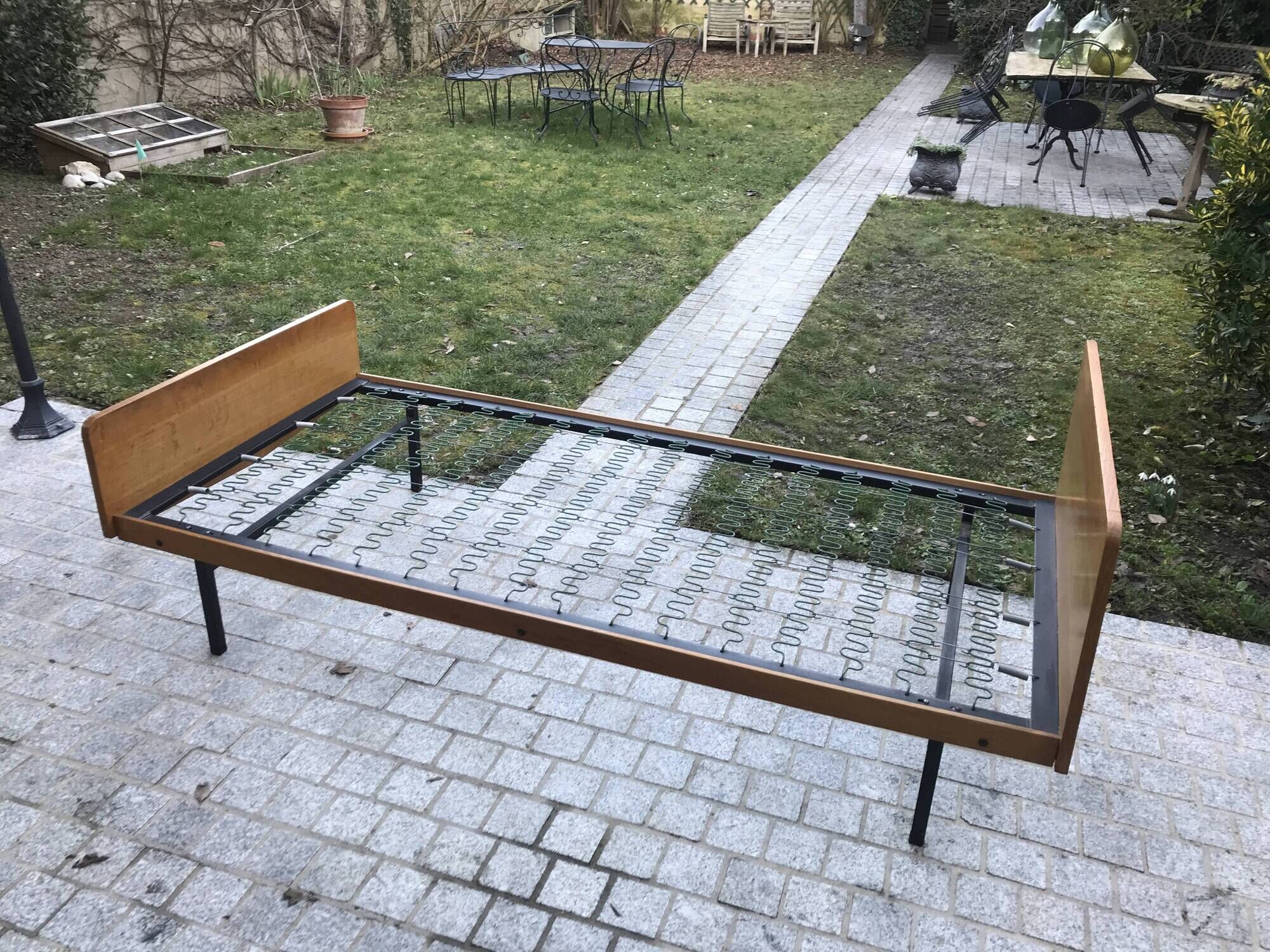 Bed in blond wood and feet 1950 vintage metal - 1 person