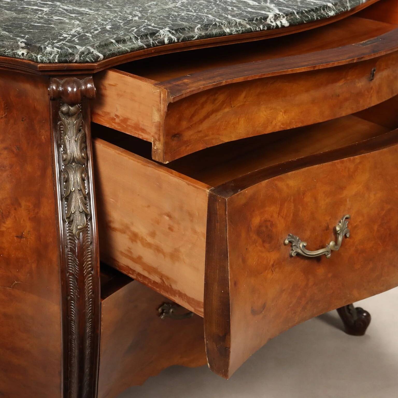 Paire de commodes anciennes style baroque en noyer XIXe siècle