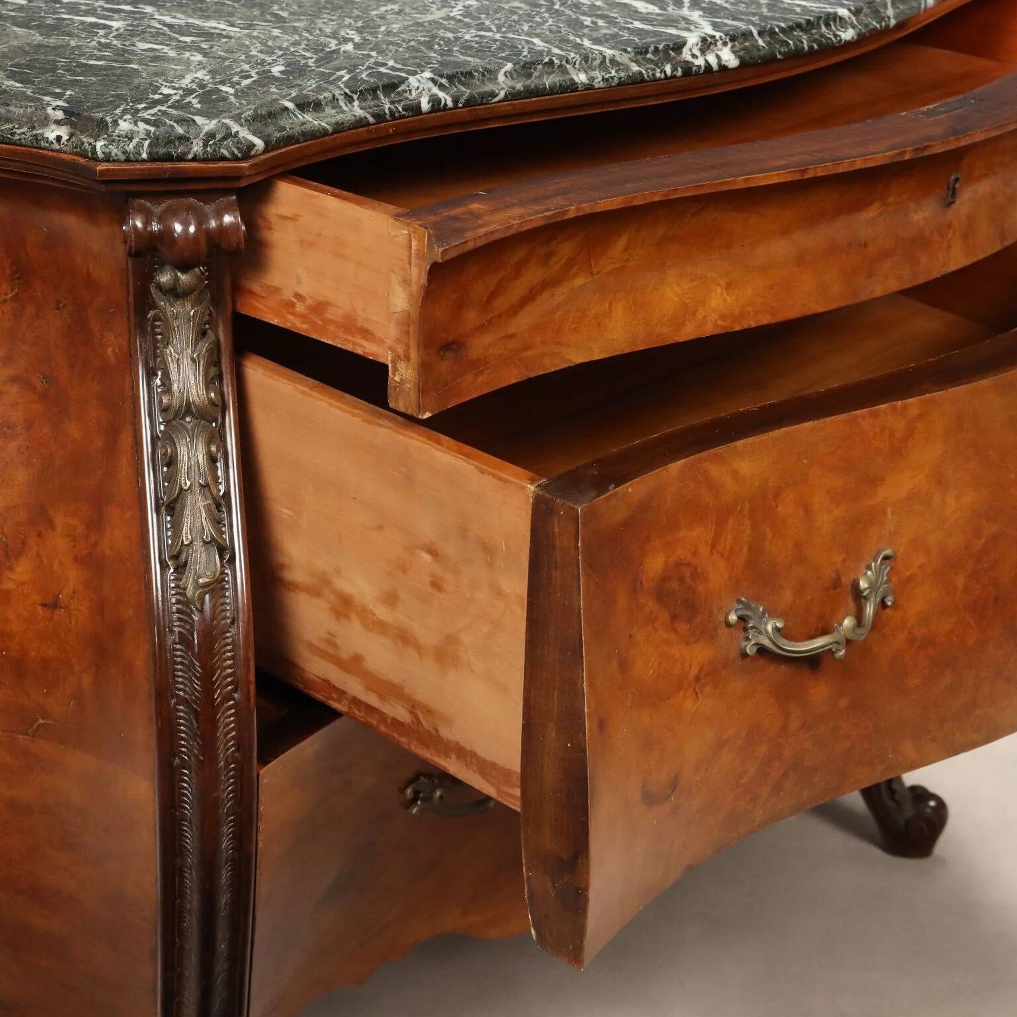Paire de commodes anciennes style baroque en noyer XIXe siècle