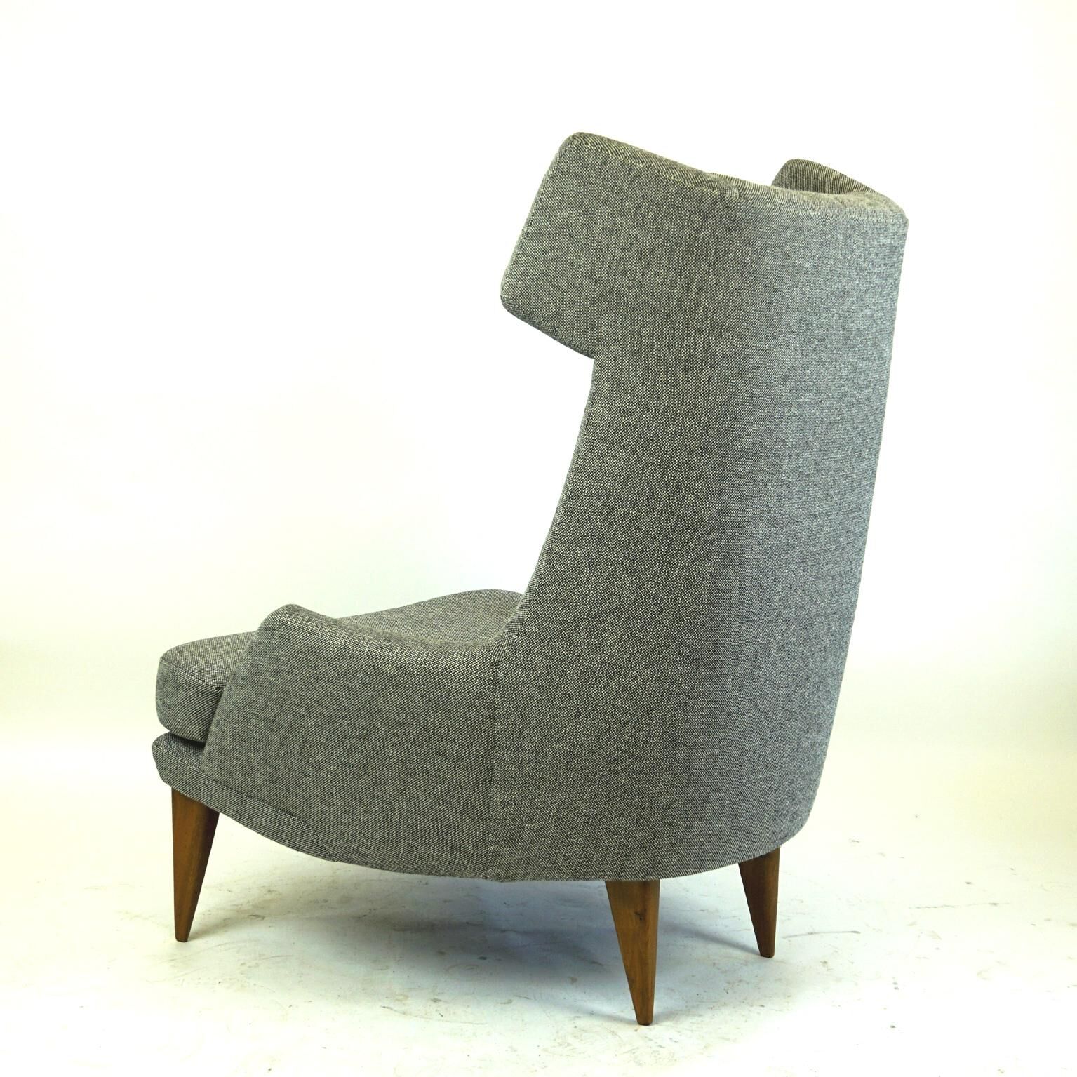 Fauteuil à oreilles monumental gris autrichien du milieu du siècle par Oswald Haerdtl