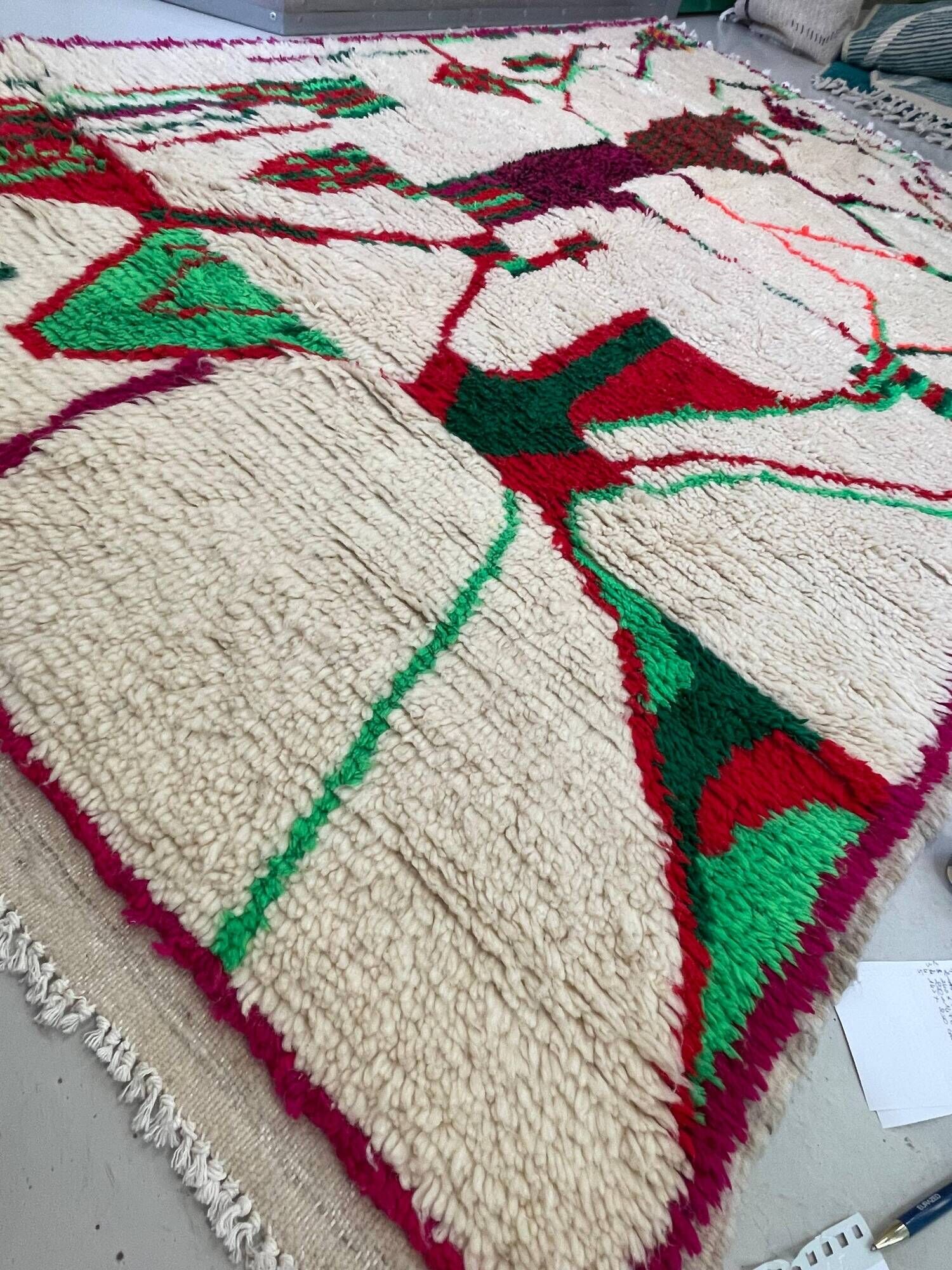 Moroccan Berber rug in cream wool, abstract patterns - 263x160 cm
