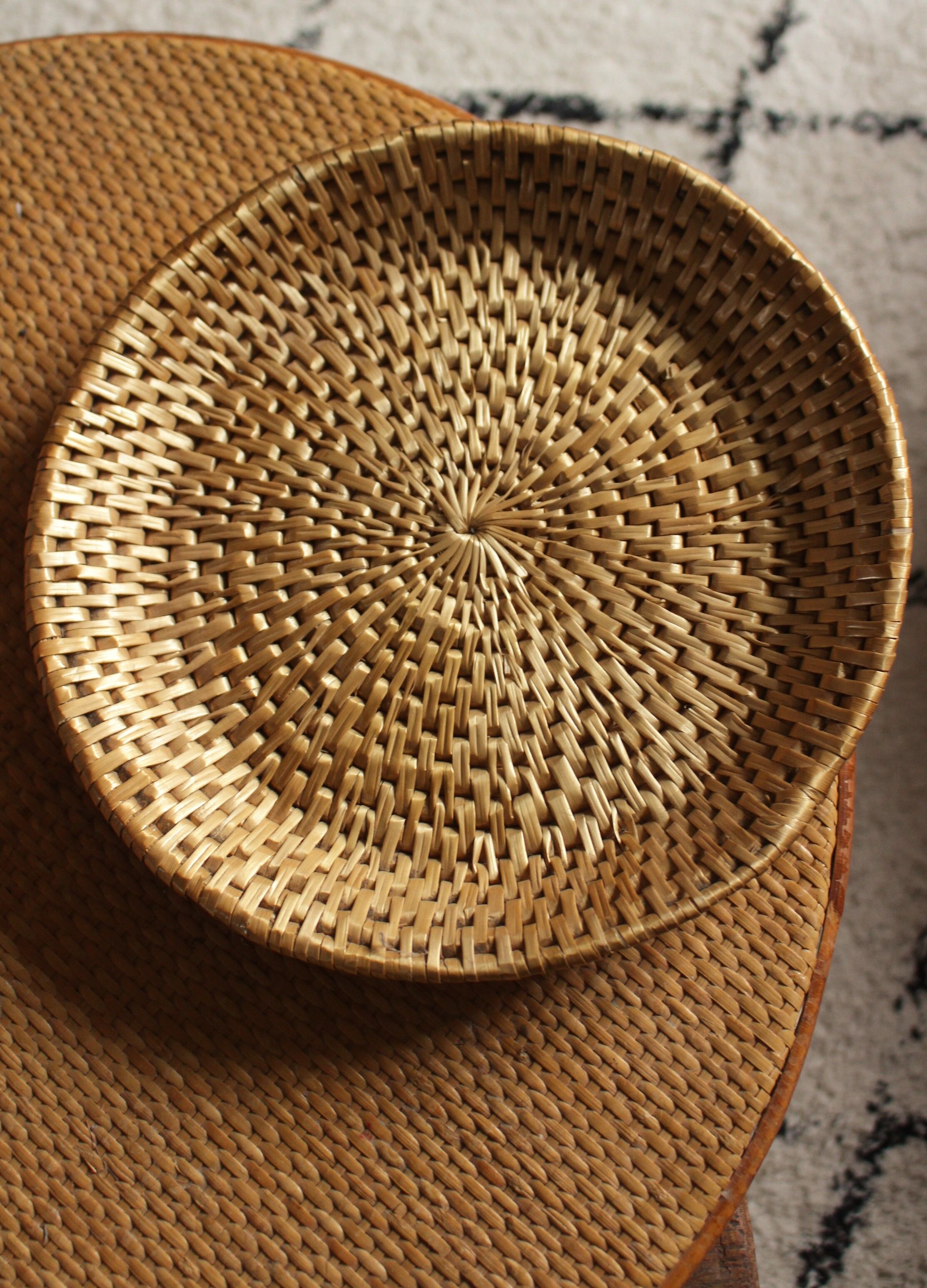 Round basketry tray