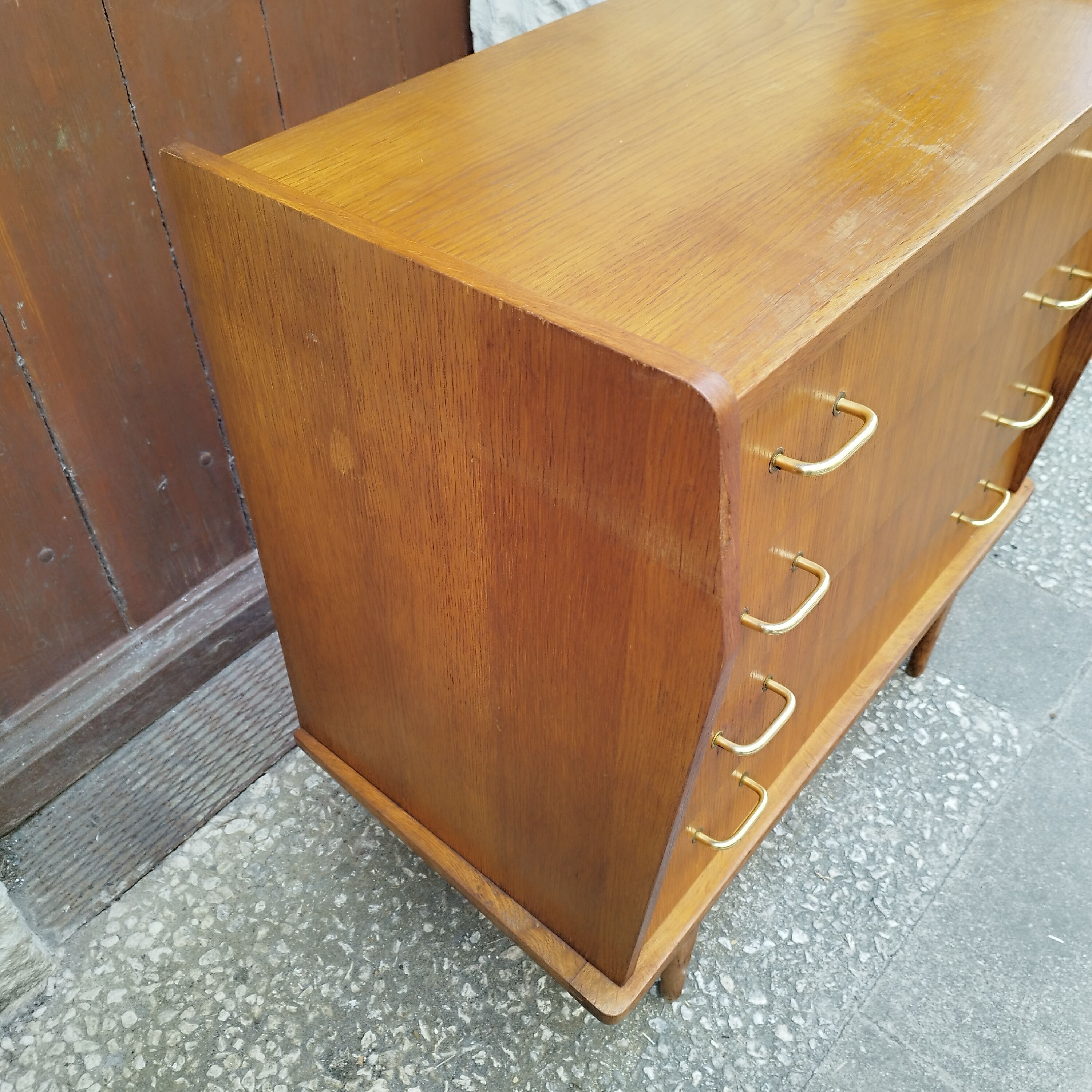 Commode voltage