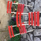 Série de trous chaises de bistrot en tôle