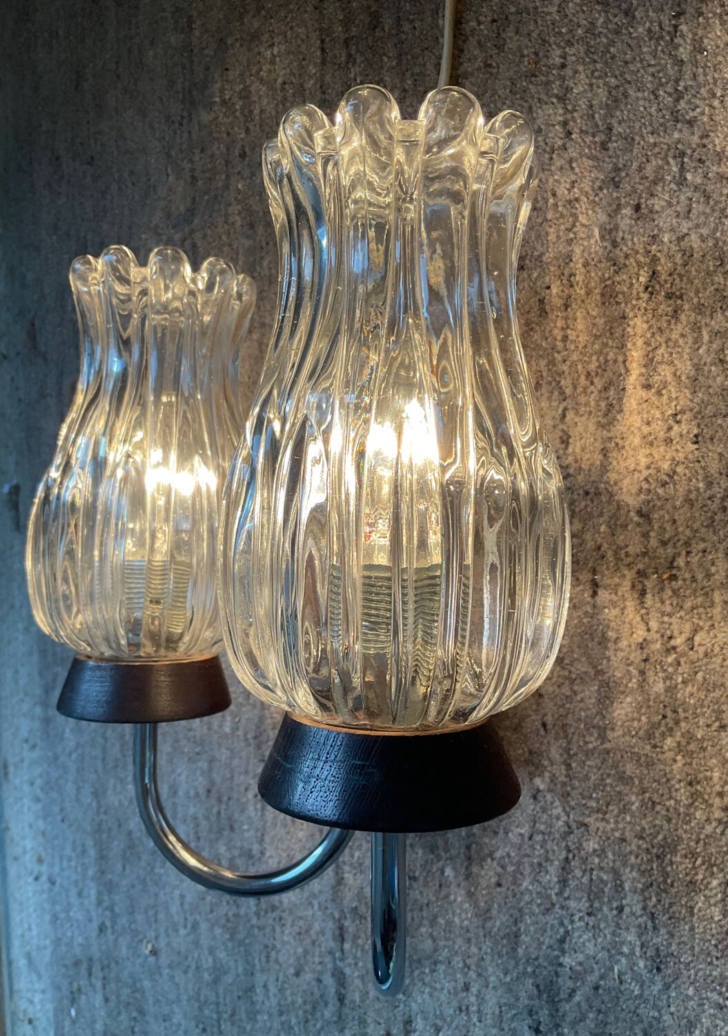 Vintage double light wall lamp in teak and molded glass