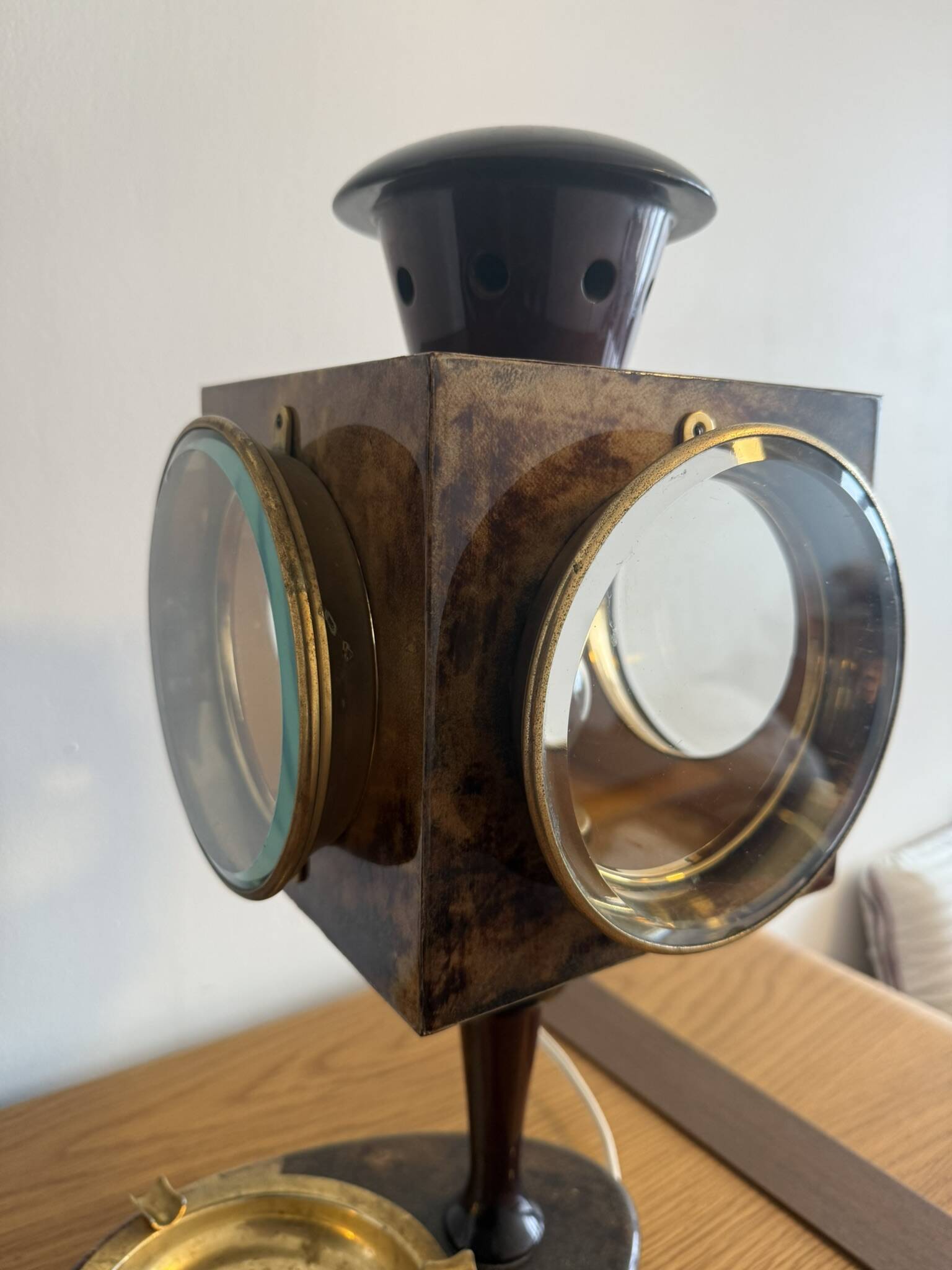 Lot de 2 lampes /lampadaires Aldo Tura en parchemin laiton et verre
