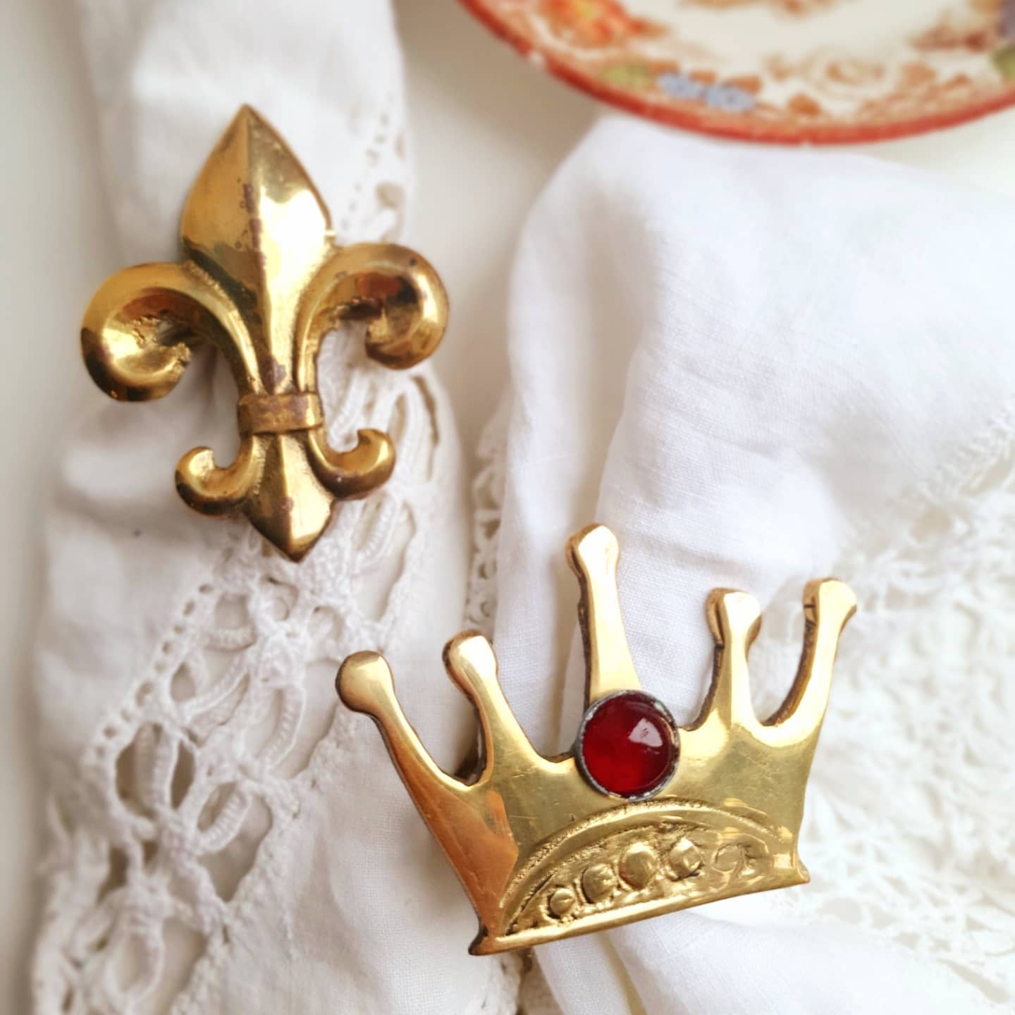 Bagues de serviettes couronne et fleur de lys