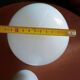 Paire d'appliques boules en verre opalin