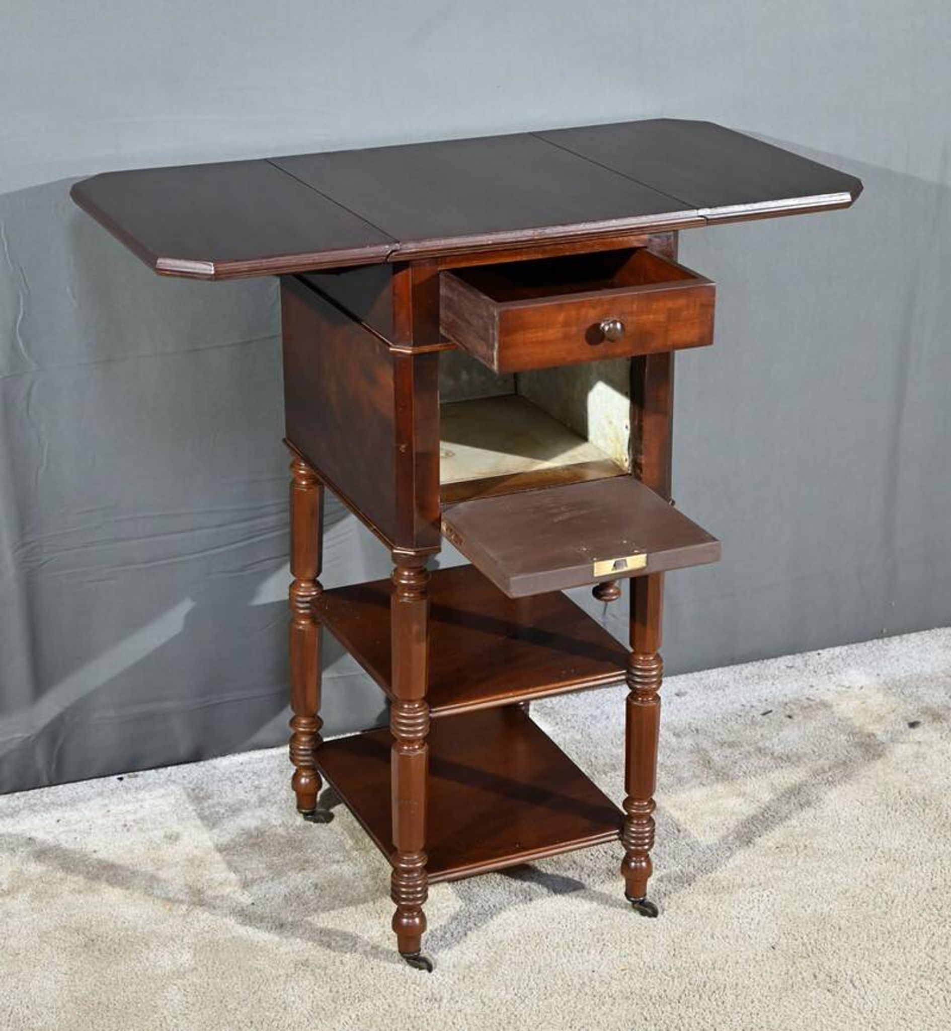 Petite table à volets en acajou, maison lemarchand, a. lemoine – milieu xixe