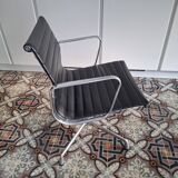 Fauteuil cuir EA108 de Charles & Ray Eames, édition Vitra