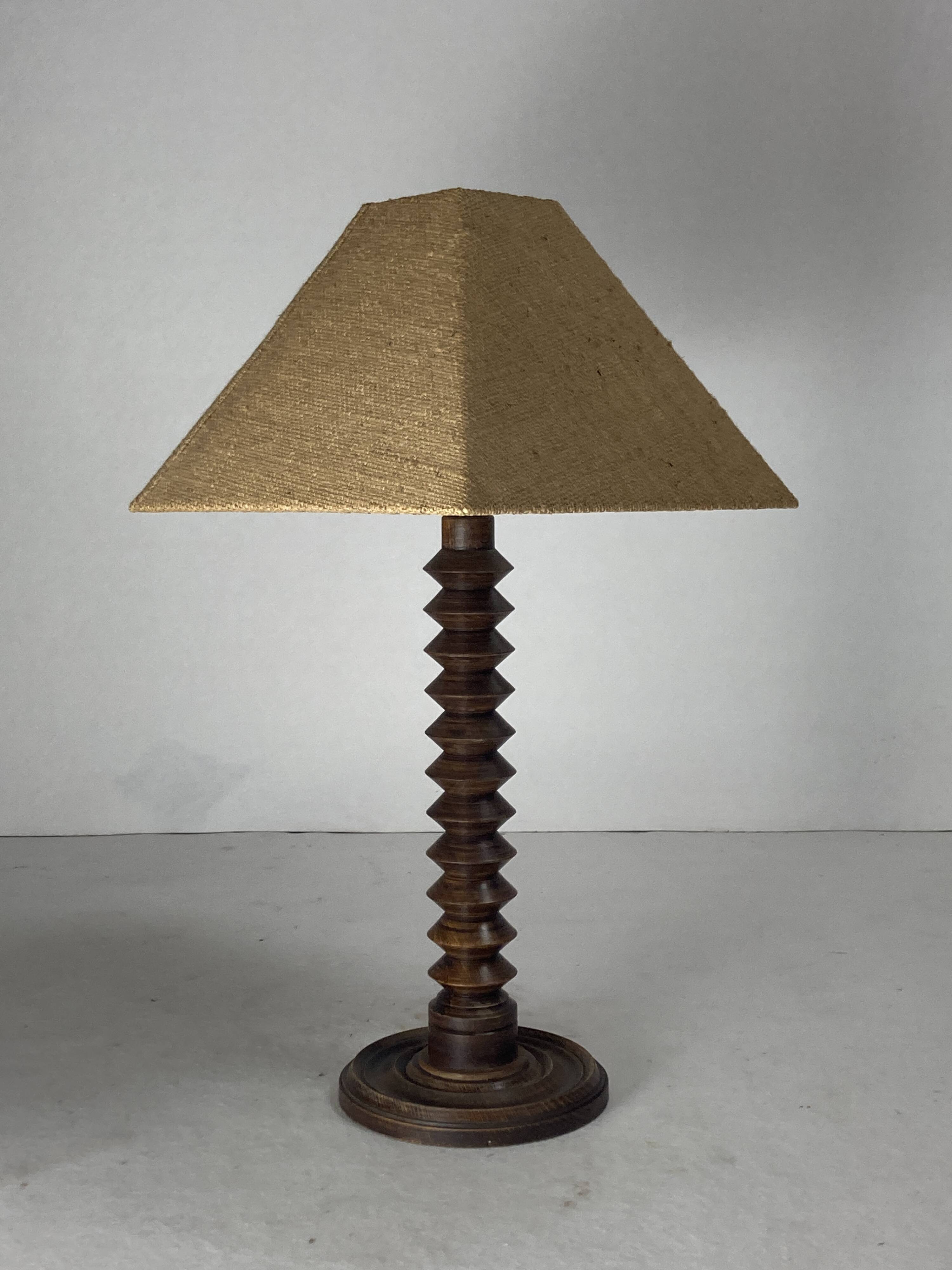 Lampe de table moderniste française en bois tourné dans le style de Charles Dudouyt, années 1930-1950