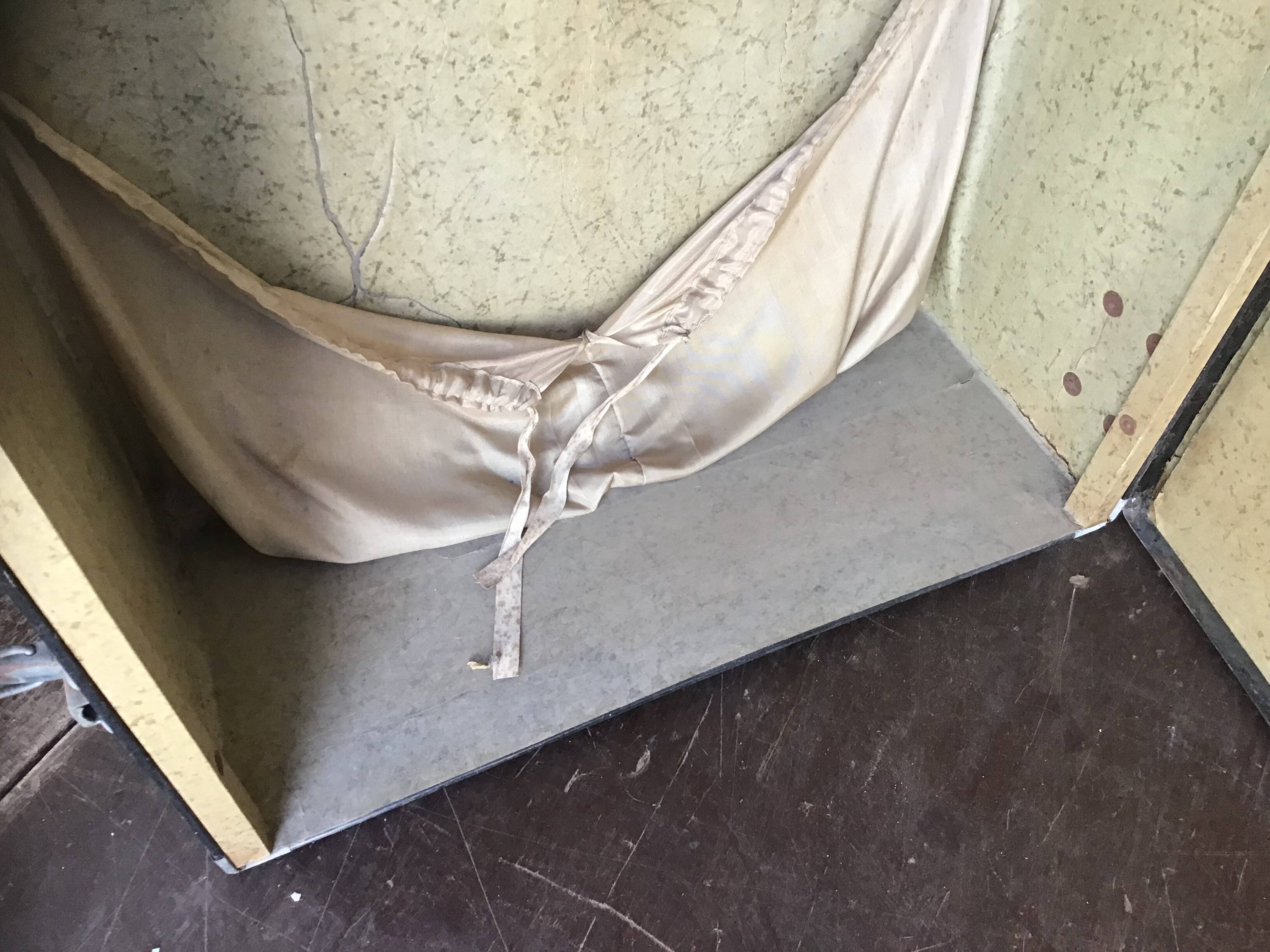 Antique vertical cabin trunk – 109 cm – parchment interior