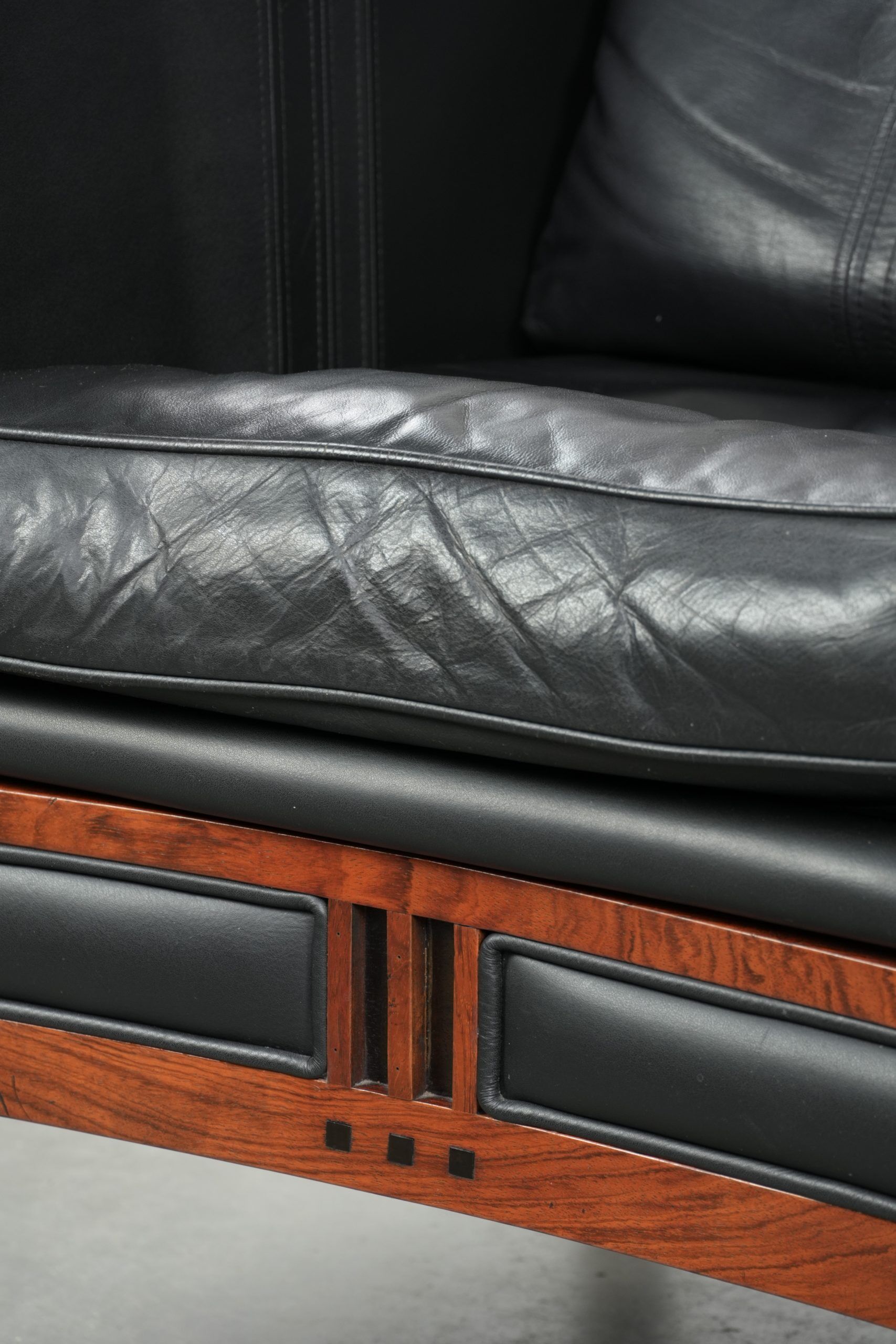 Set of 2 black leather Art Deco design armchairs in good condition