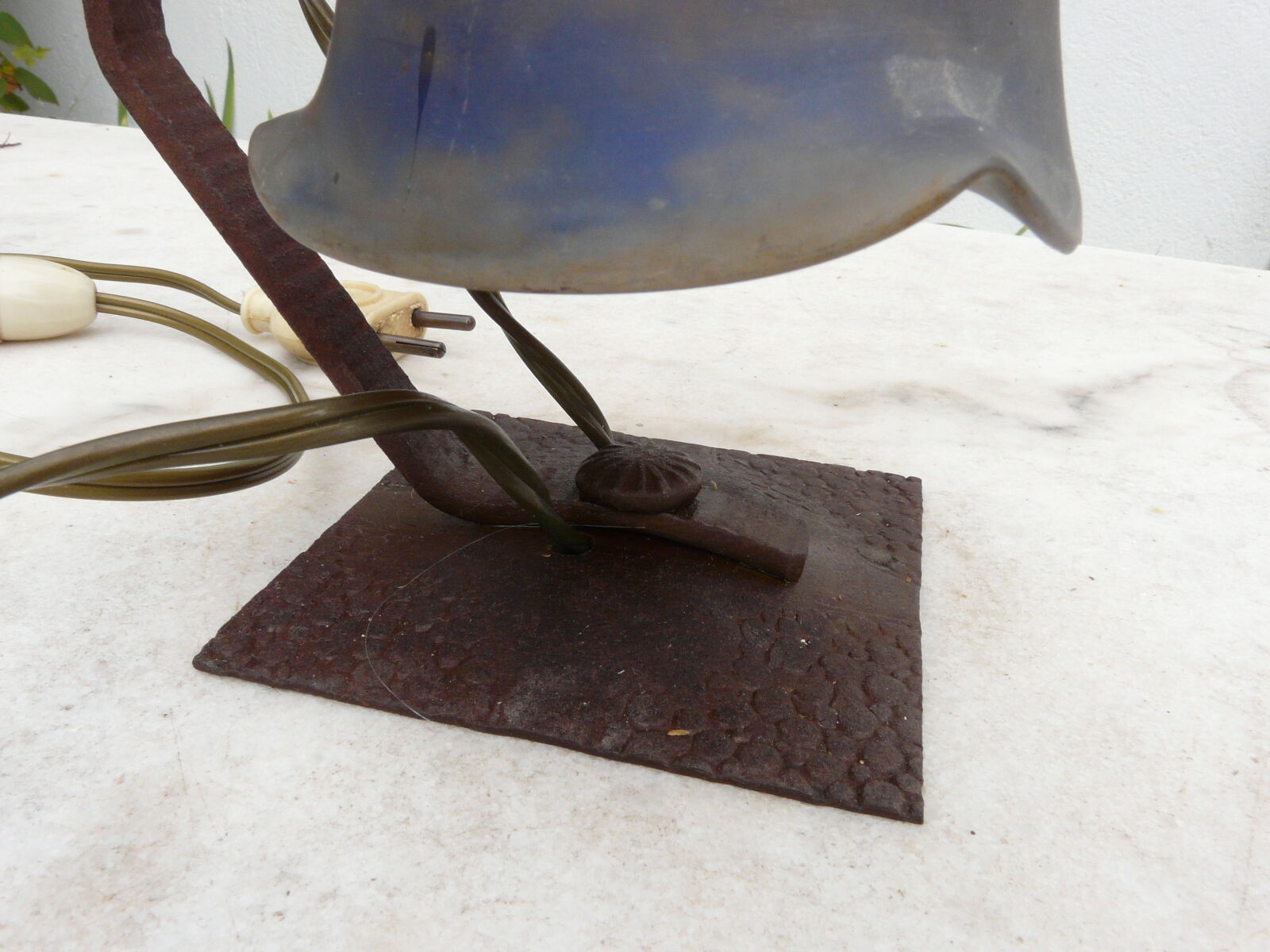 Art Deco lamp in glass paste and wrought iron with leaves