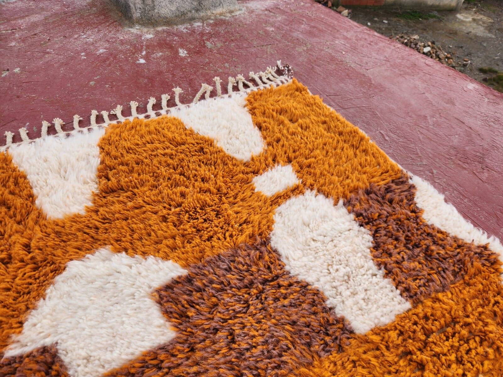 Tapis Beni Ouarain 300x200 cm – Laine épaisse, motifs berbères ocre & écru,