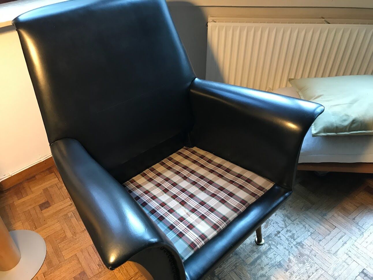 Vintage 60's armchair in black skai.