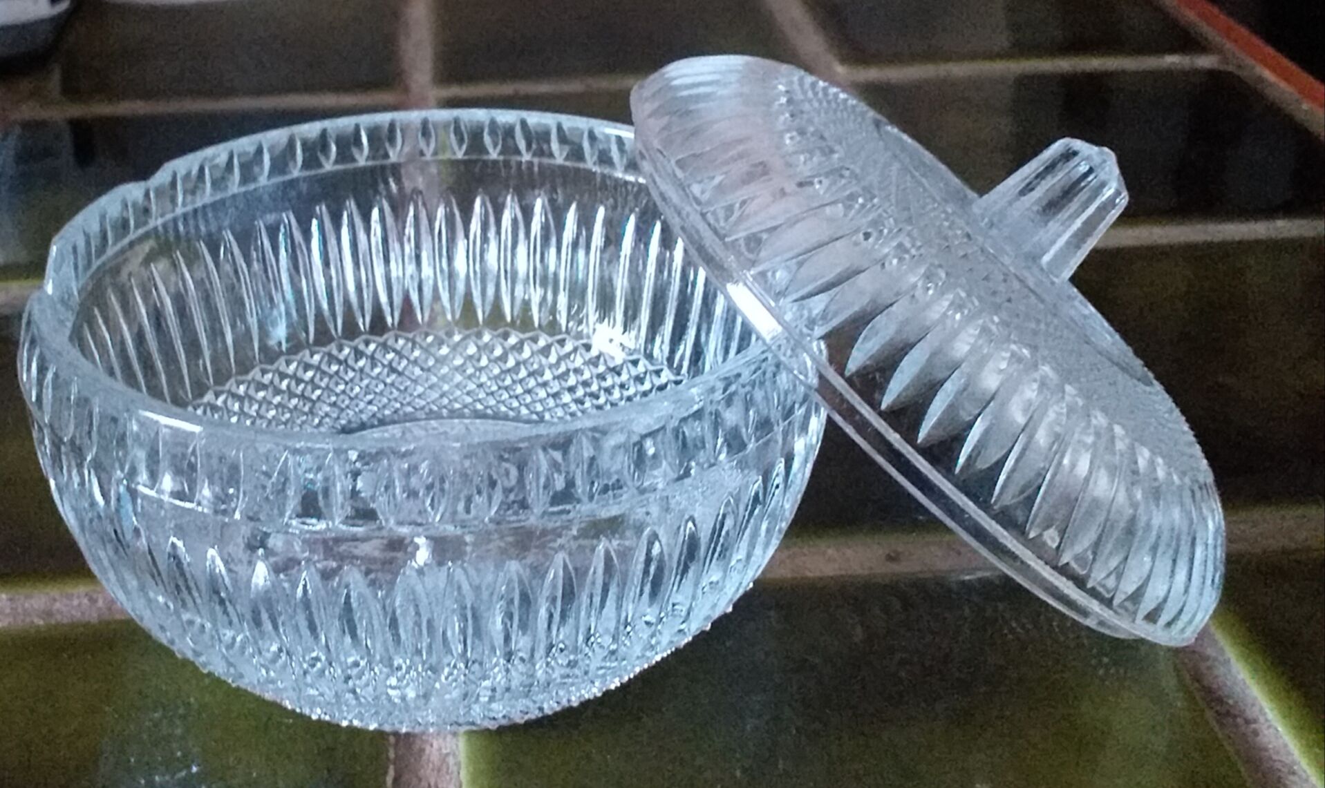 Sucrier en verre moulé ciselé