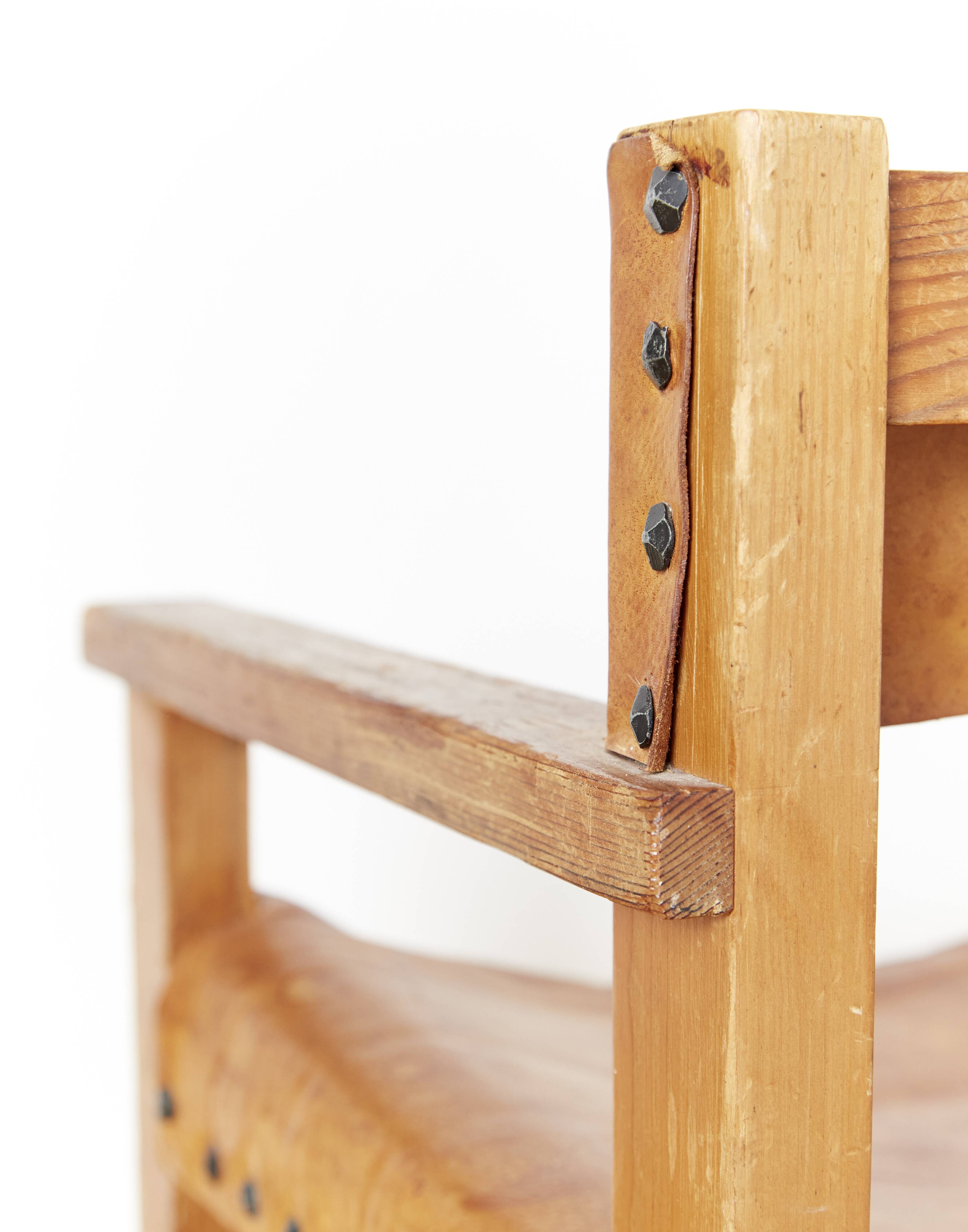 Chaise avec accoudoirs en pin massif et cuir de selle de Biosca