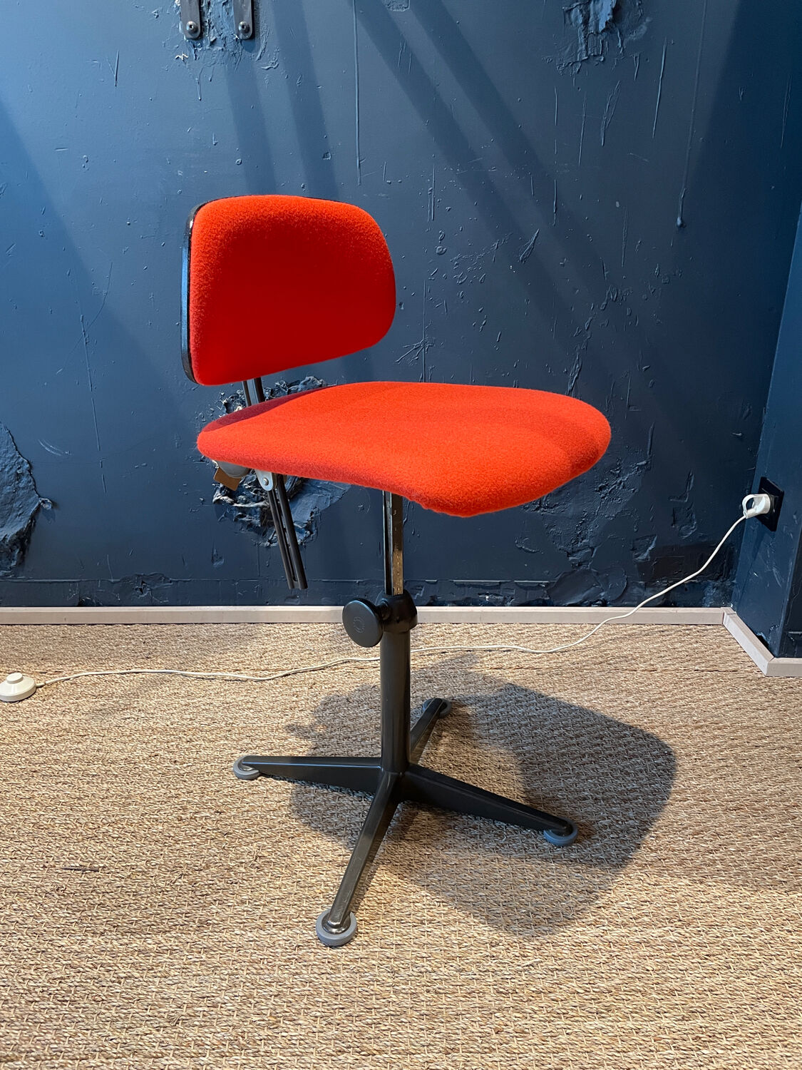 Cirkel's Ahrend swivel and adjustable office chair