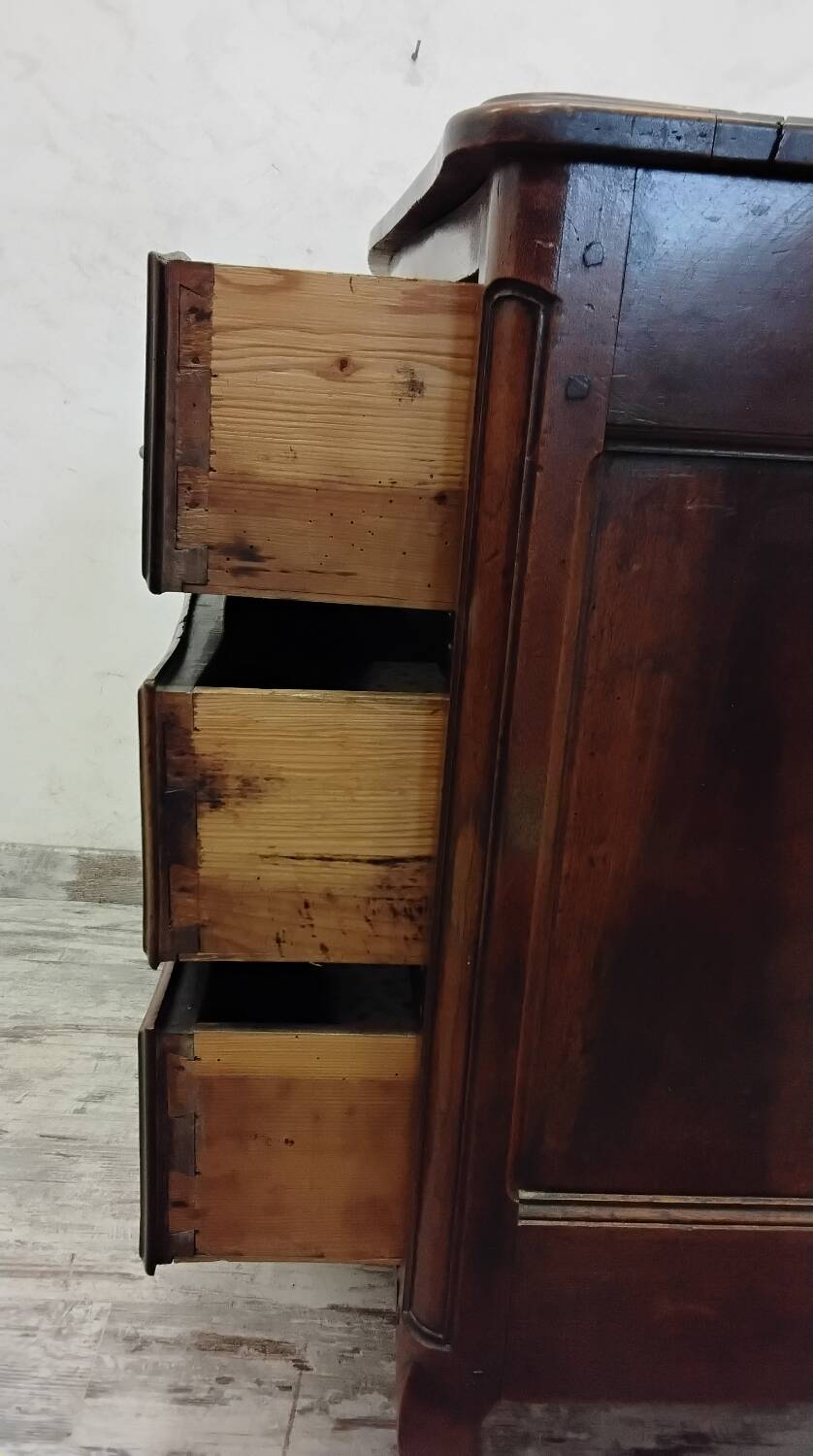 Rustic walnut chest of drawers from the 18th century