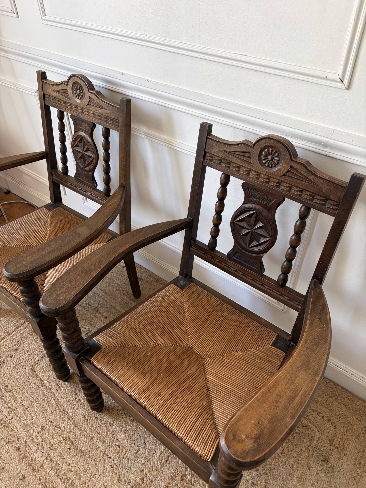 Paire de fauteuils rustiques esprit Charles Dudouyt
