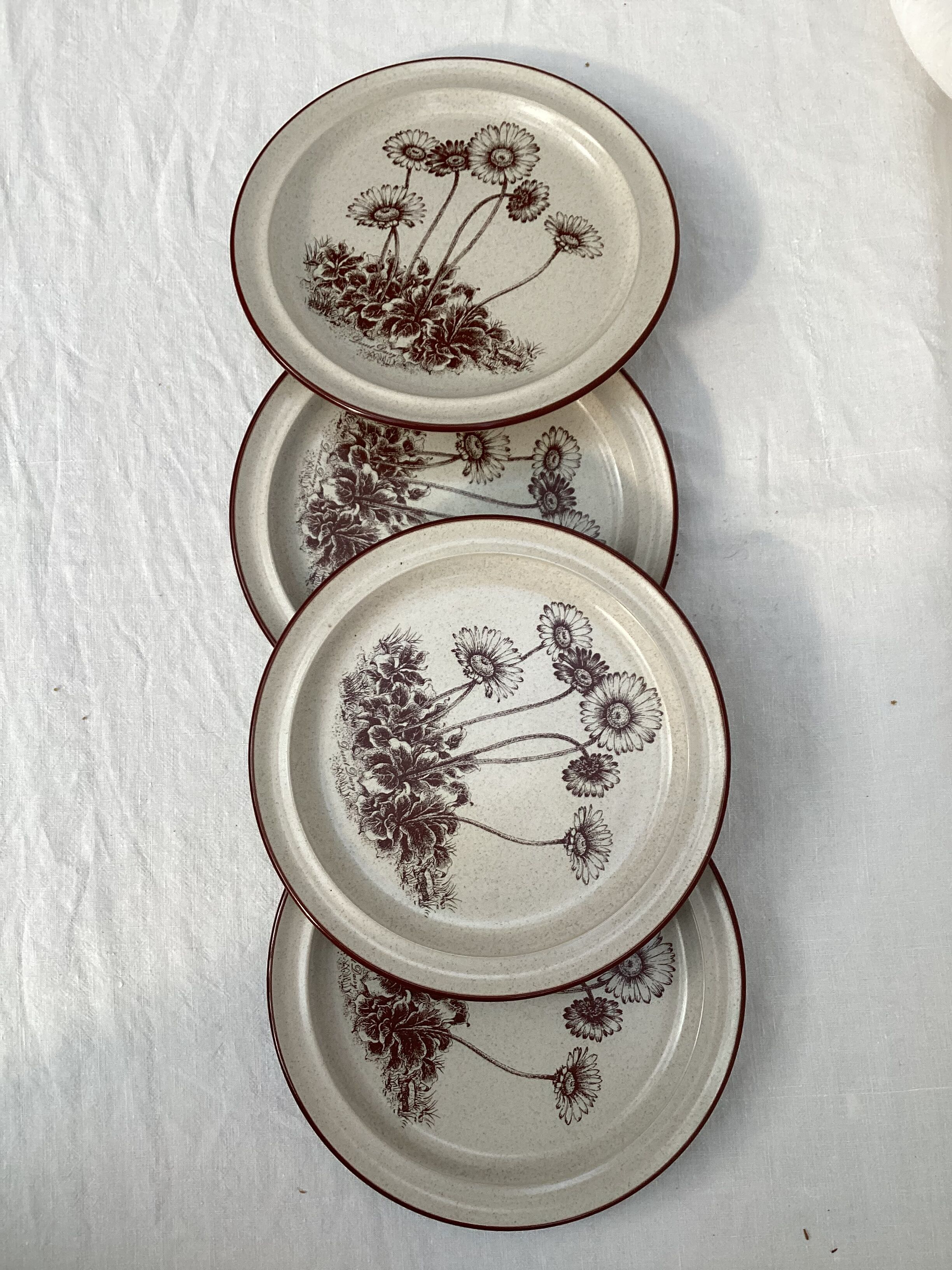 Lot de quatre assiettes Japonaises vers les années 1970 numérotés estampillé dimension : diamètre 21