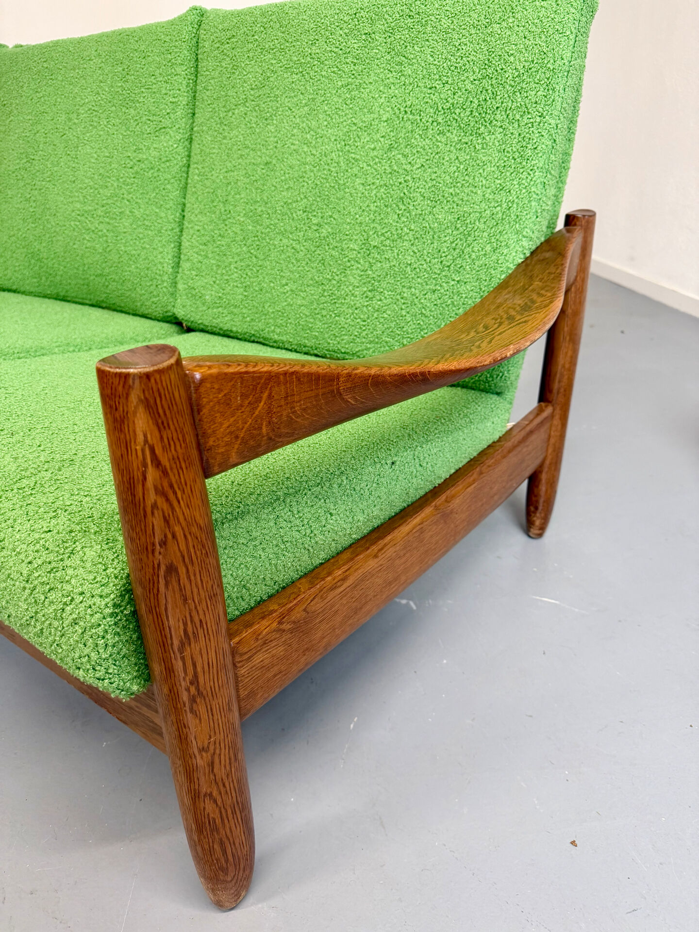 Vintage 3-seater canapé in solid oak with boucle fabric, Scandinavian design from the 70s.