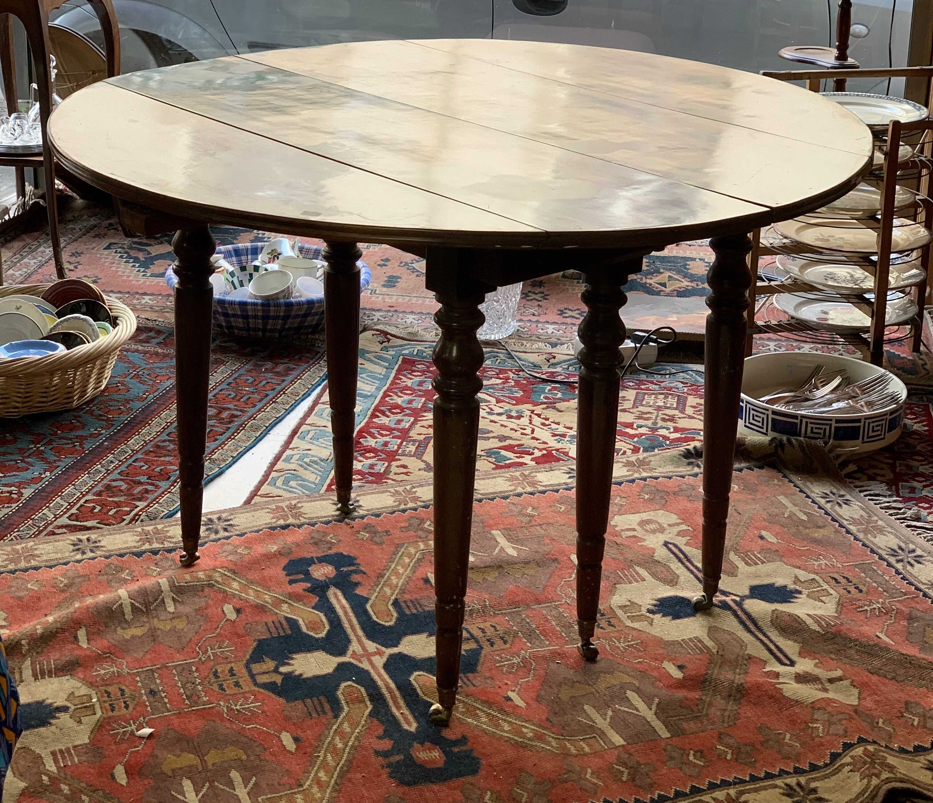Dining room round table, 2 flaps, 6 feet