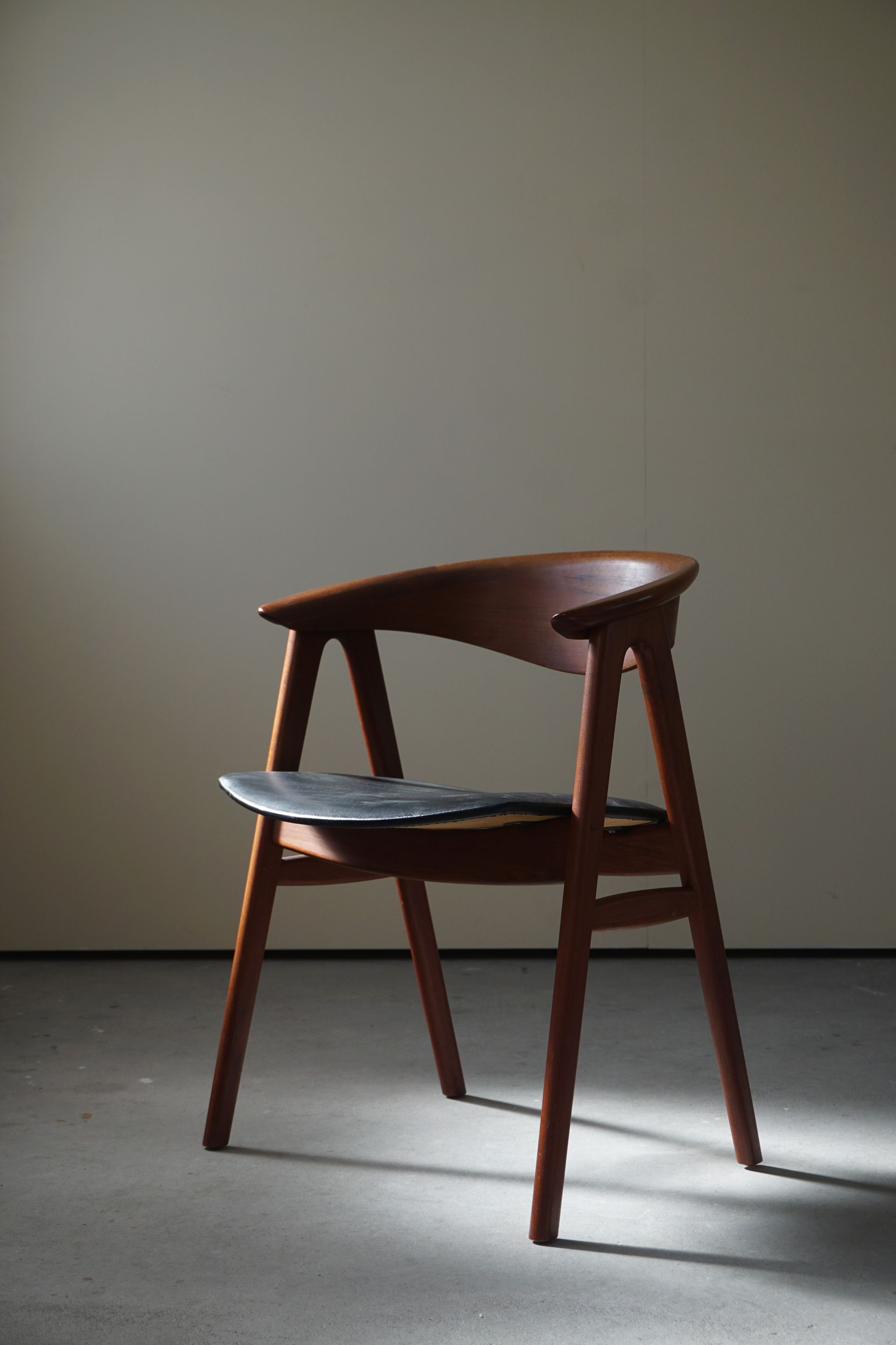 Armchair in teak by Erik Kirkegaard for Høng stolefabrik, model 52 "Compass Chair", mad