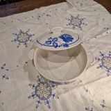 Soup tureen and dish set