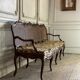 Grande banquette Louis XV en bois naturel mouluré et sculpté, France XVIIIème siècle