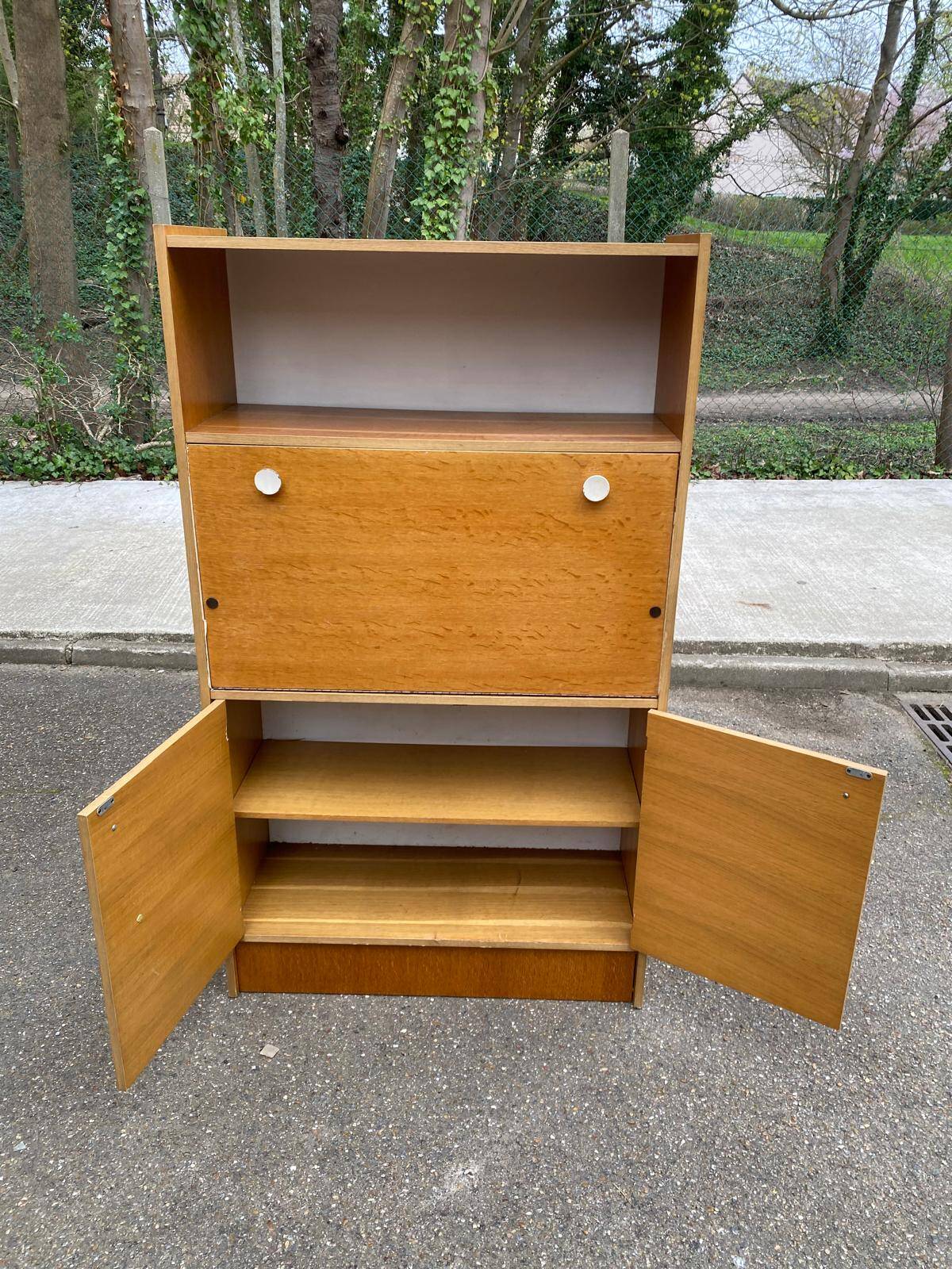 Secrétaire scandinave lumineux vintage avec 3 portes 1960