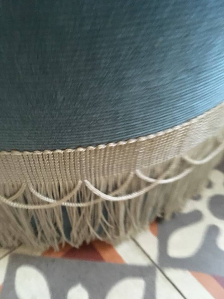 Pouf en velours bleu avec  franges